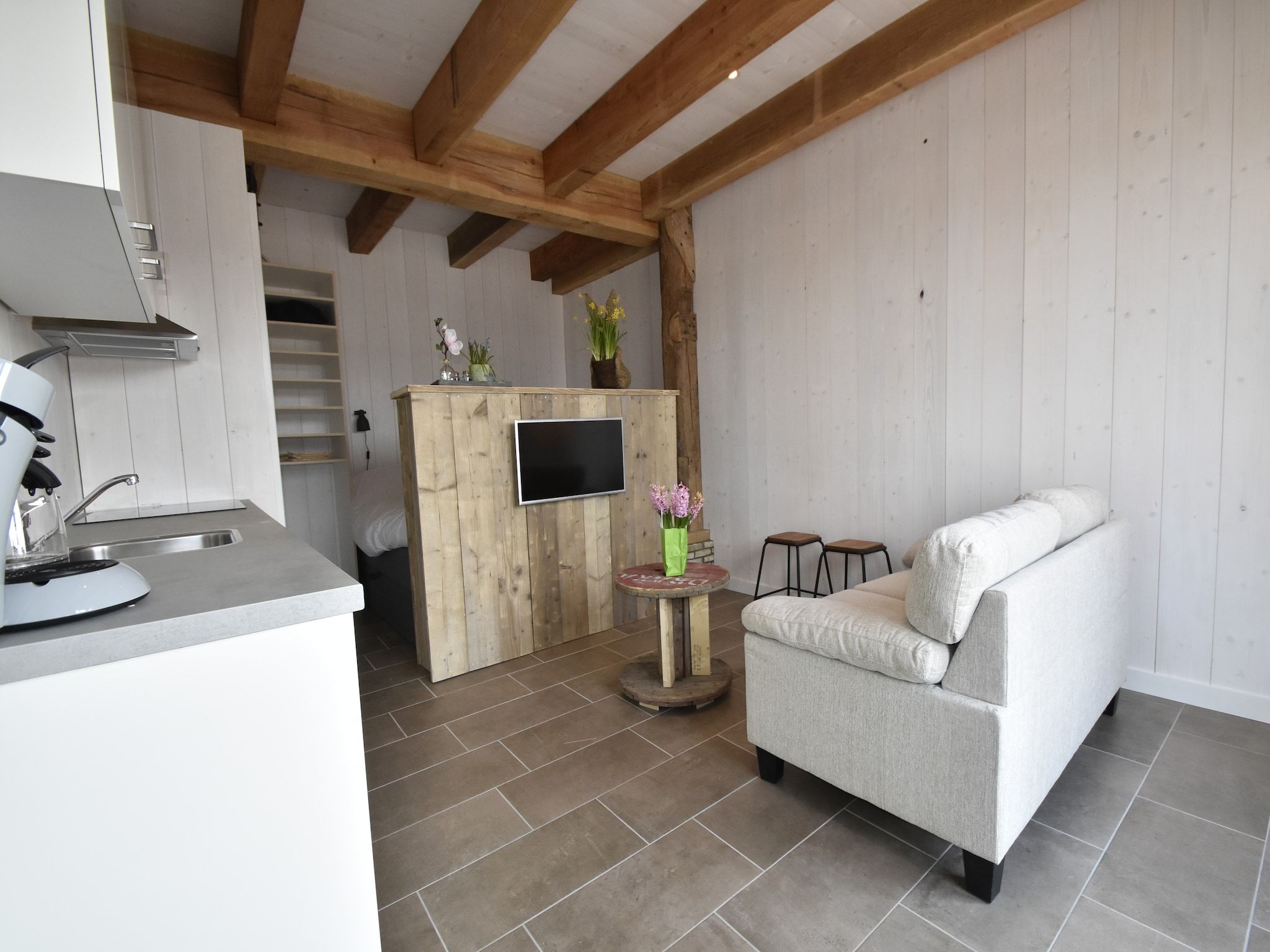 De woonkamer van Hazenborgh - Studio Vloed in Callantsoog