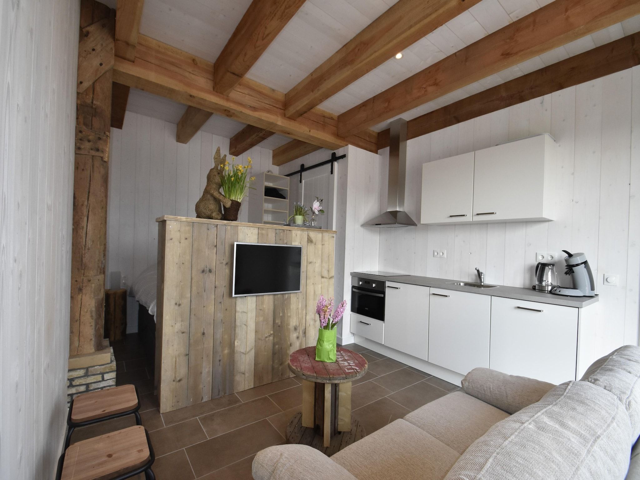 De woonkamer van Hazenborgh - Studio Vloed in Callantsoog