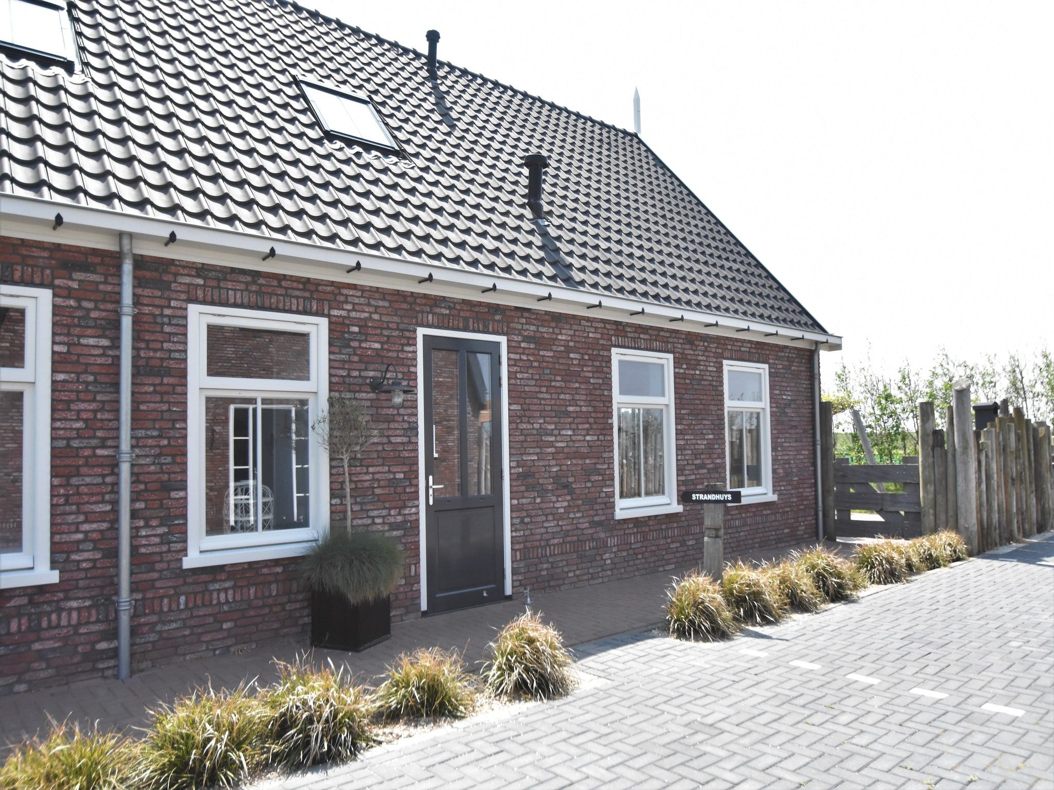 De buitenkant van Hazenborgh - Strandhuys in Callantsoog