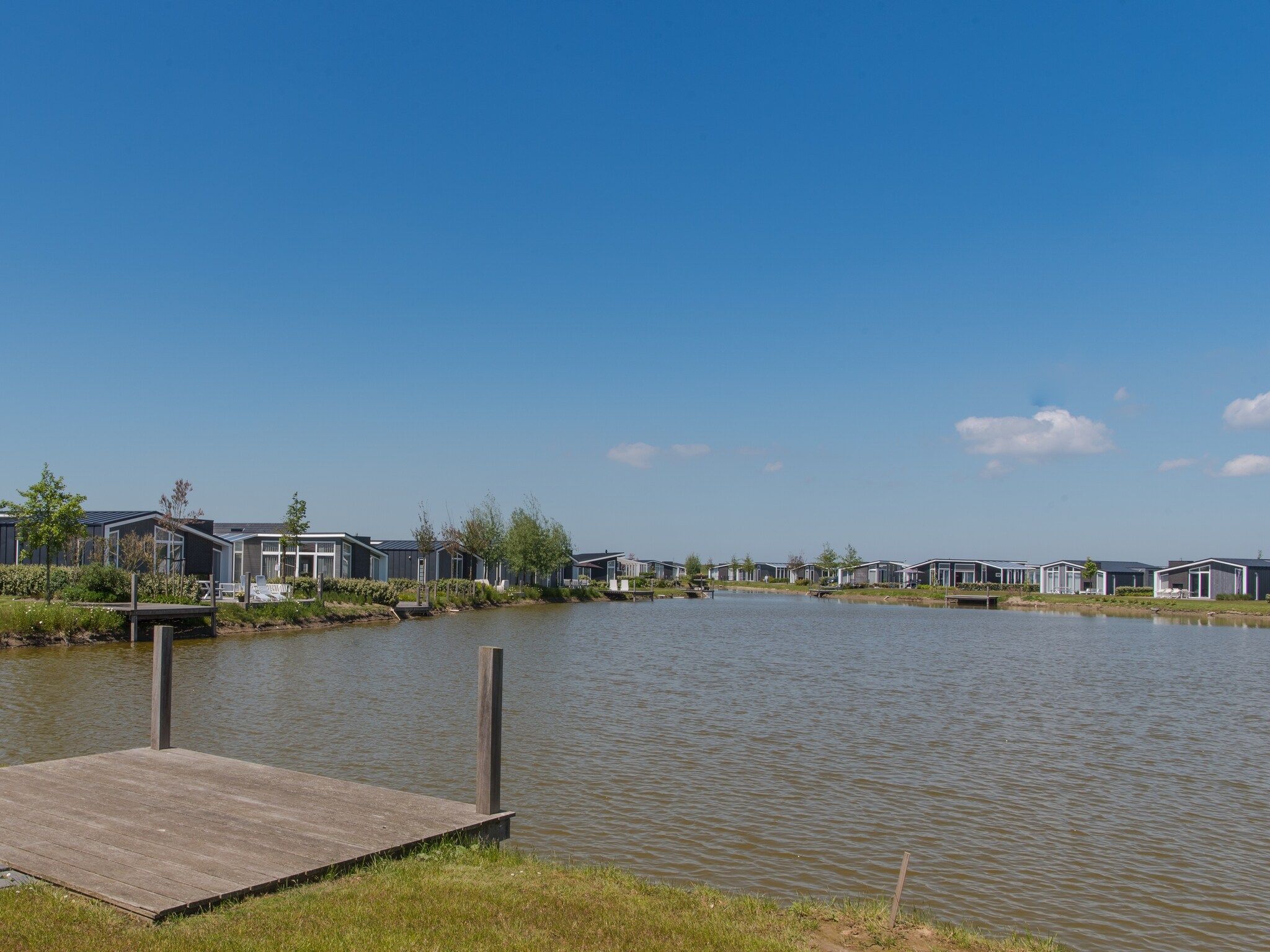 Het terras van Water Resort Oosterschelde 70 in Wemeldinge
