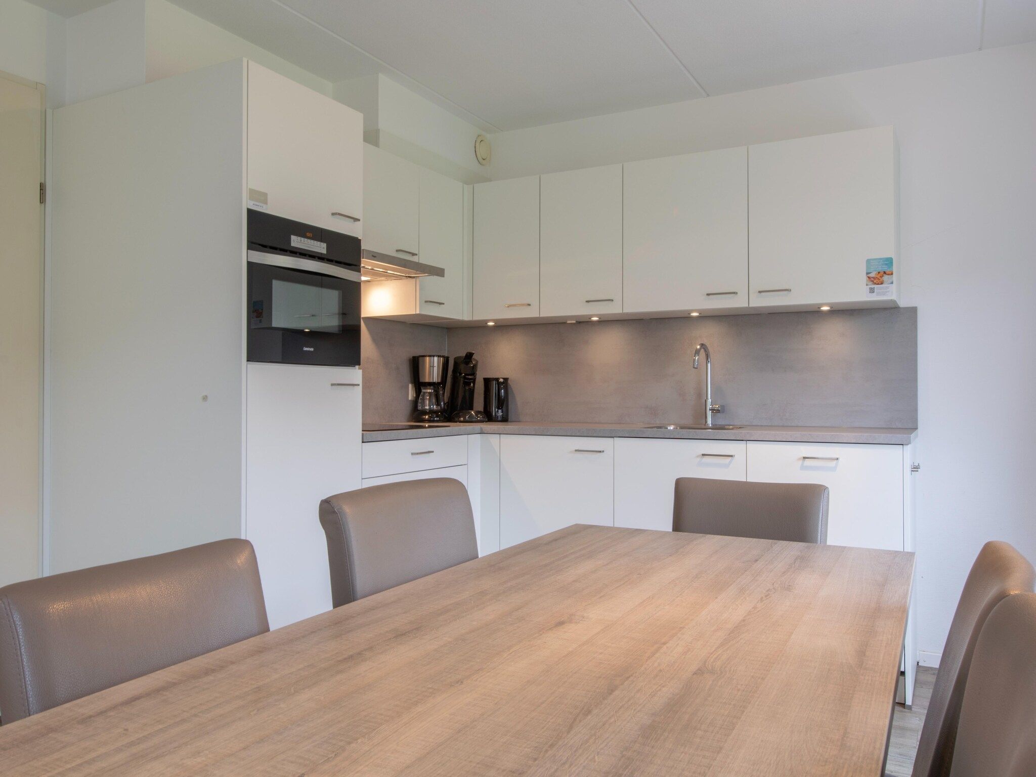 De eetkamer van Vakantiepark de Soeten Haert 14 in Renesse
