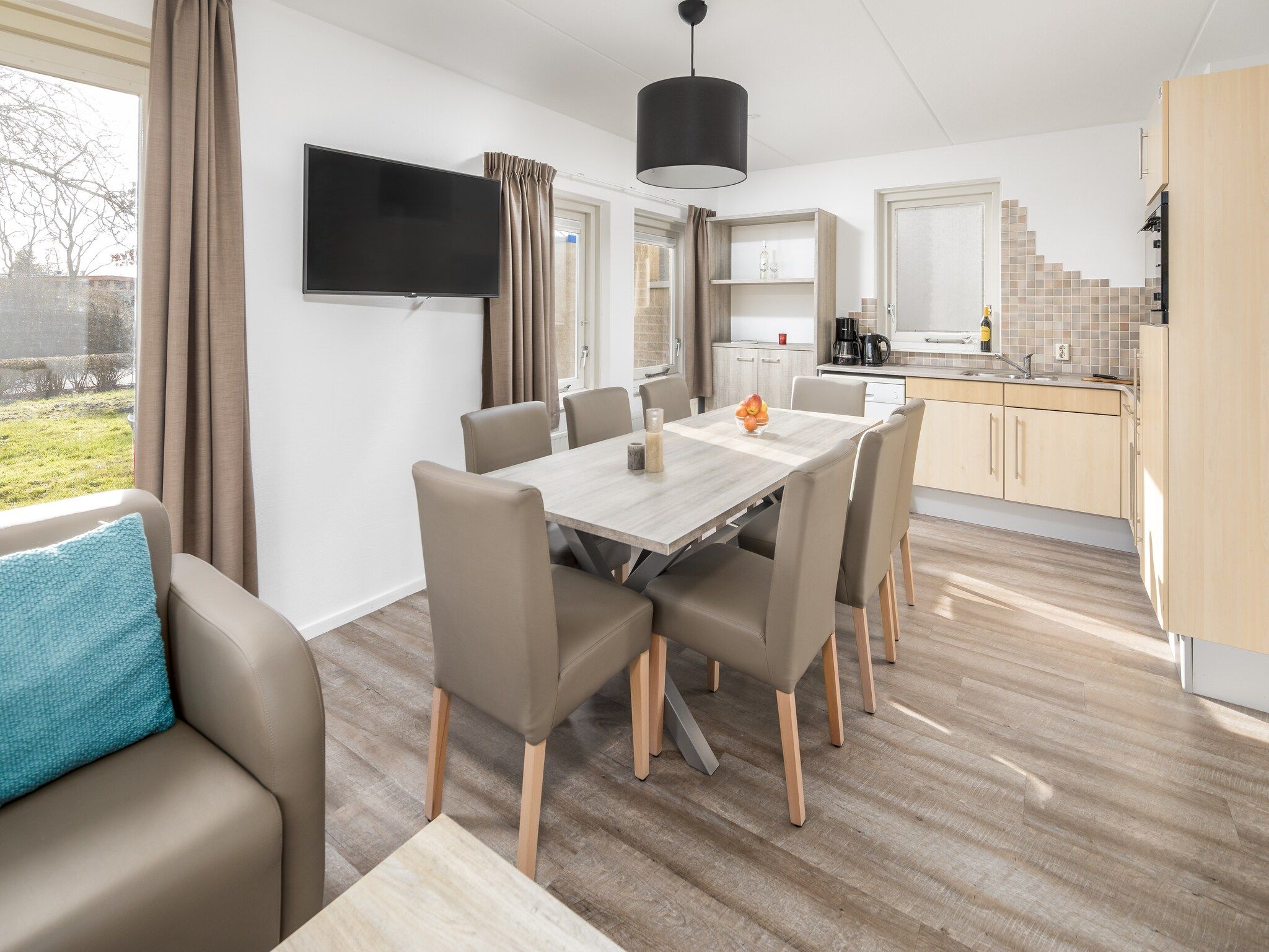 De eetkamer van Vakantiepark de Soeten Haert 16 in Renesse