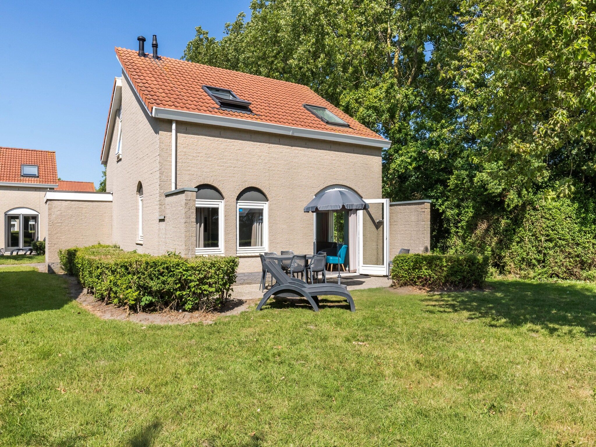 Het terras van Vakantiepark de Soeten Haert 16 in Renesse