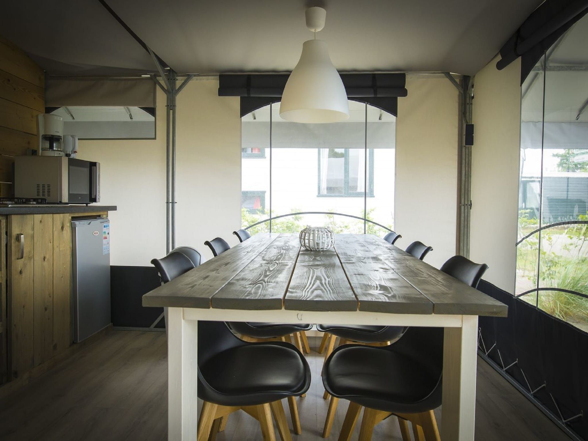 De eetkamer van Recreatiepark Duinhoeve 7 in Udenhout