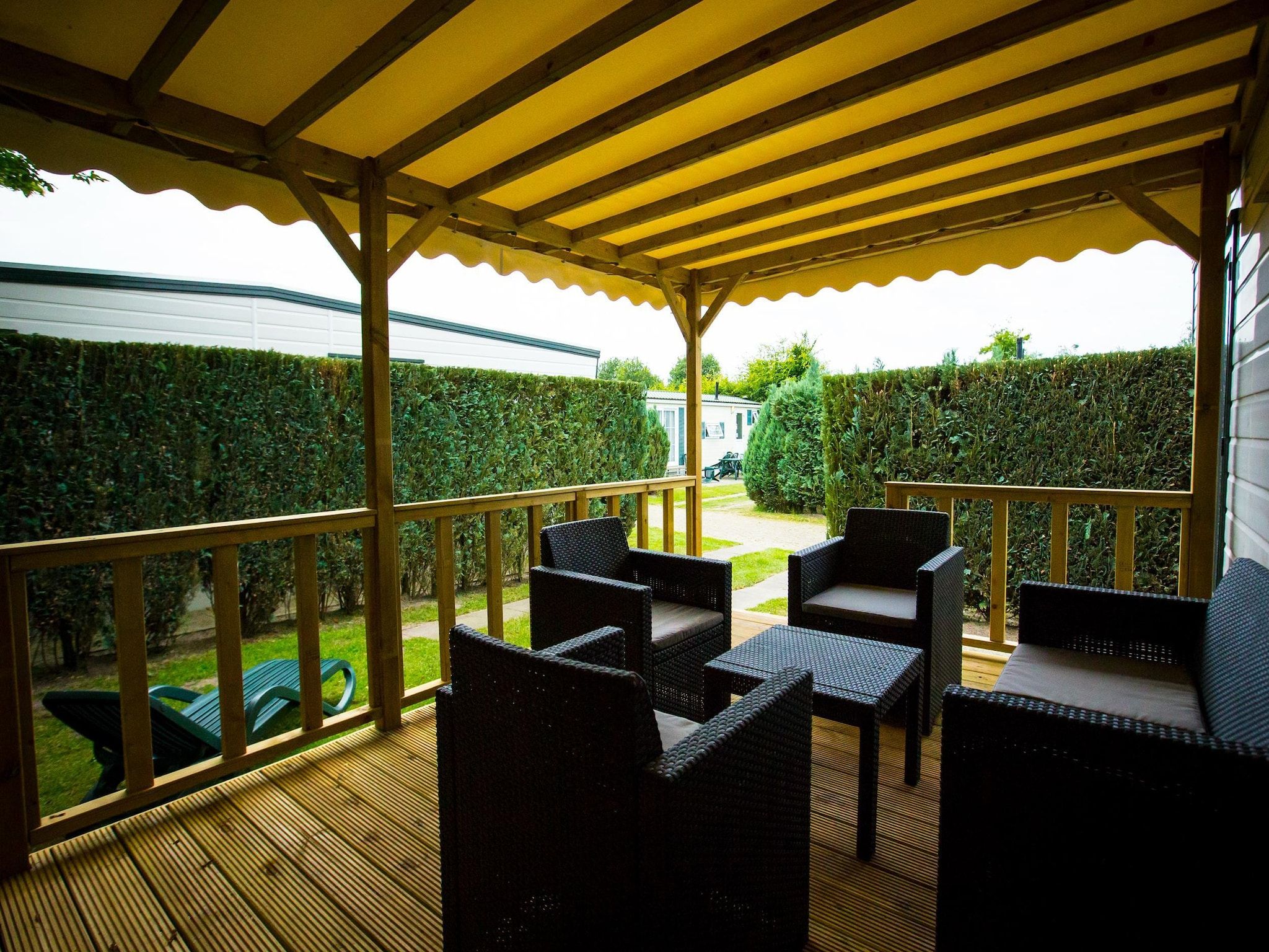 Het terras van Recreatiepark Duinhoeve 3 in Udenhout