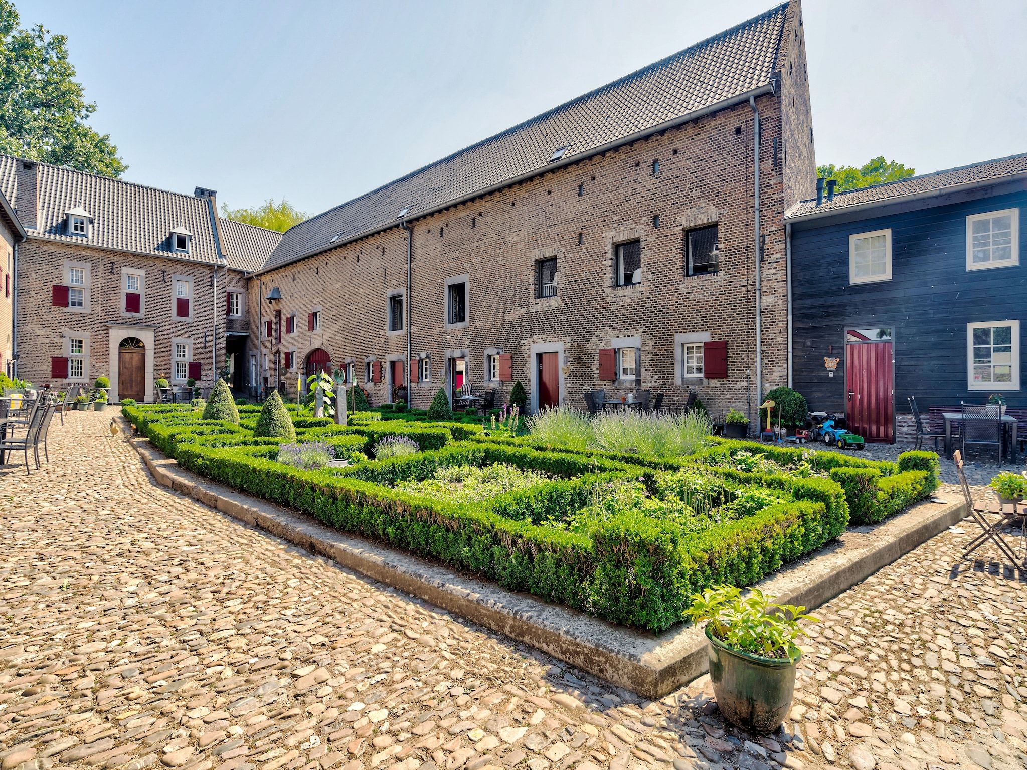 De buitenkant van Meschermolen 7 in Mesch-Eijsden