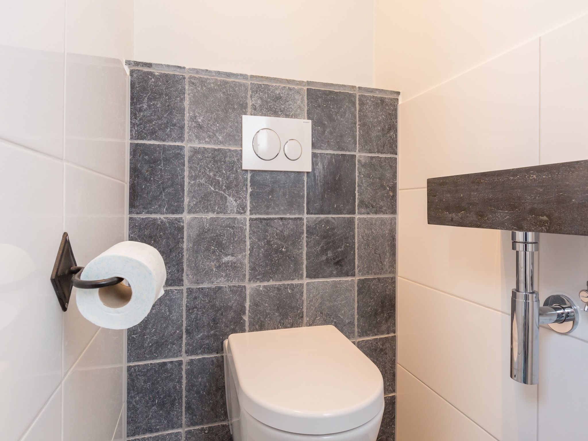 De badkamer van Lepelstraat 18A  Vrouwenpolder "'t Blauwtje" in Vrouwenpolder