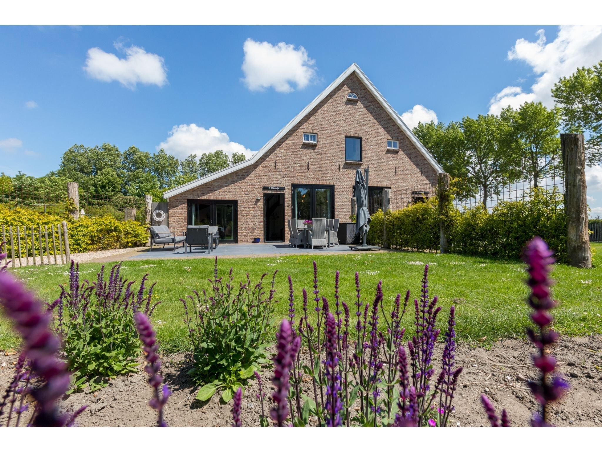 De tuin van Lepelstraat 18A  Vrouwenpolder "'t Blauwtje" in Vrouwenpolder