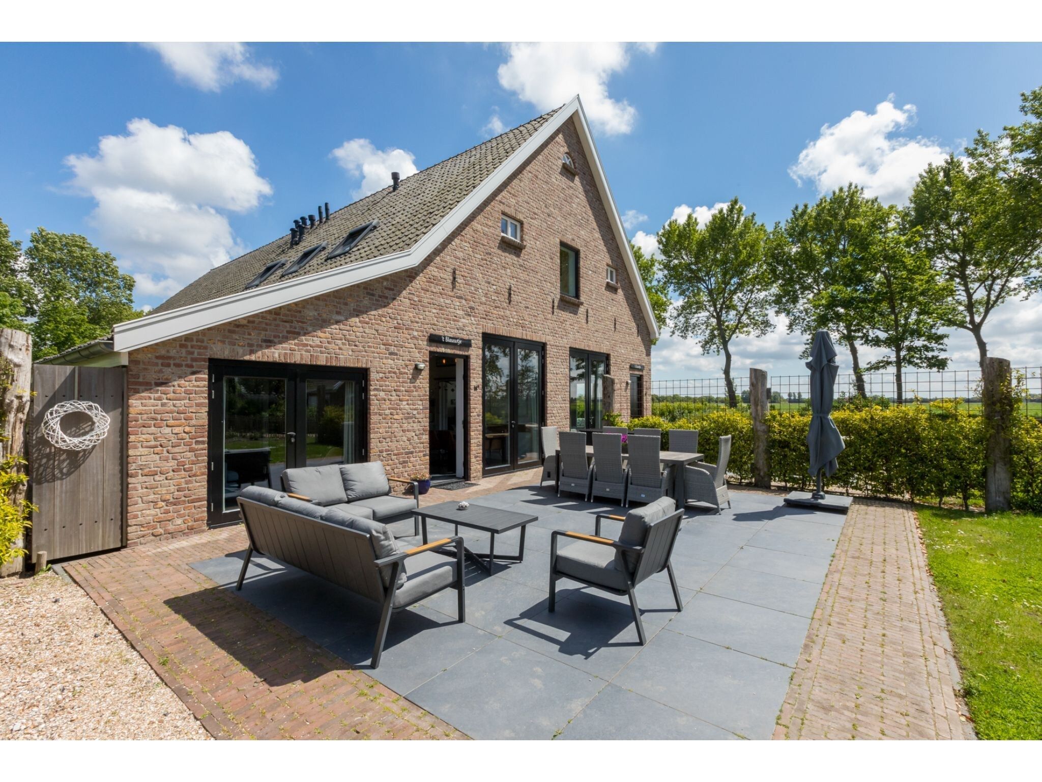 Het terras van Lepelstraat 18A  Vrouwenpolder "'t Blauwtje" in Vrouwenpolder