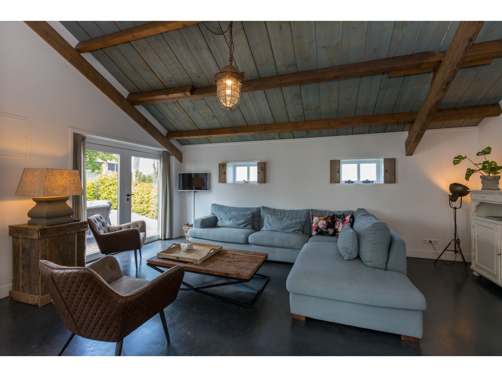 De woonkamer van Lepelstraat 18A  Vrouwenpolder "'t Blauwtje" in Vrouwenpolder