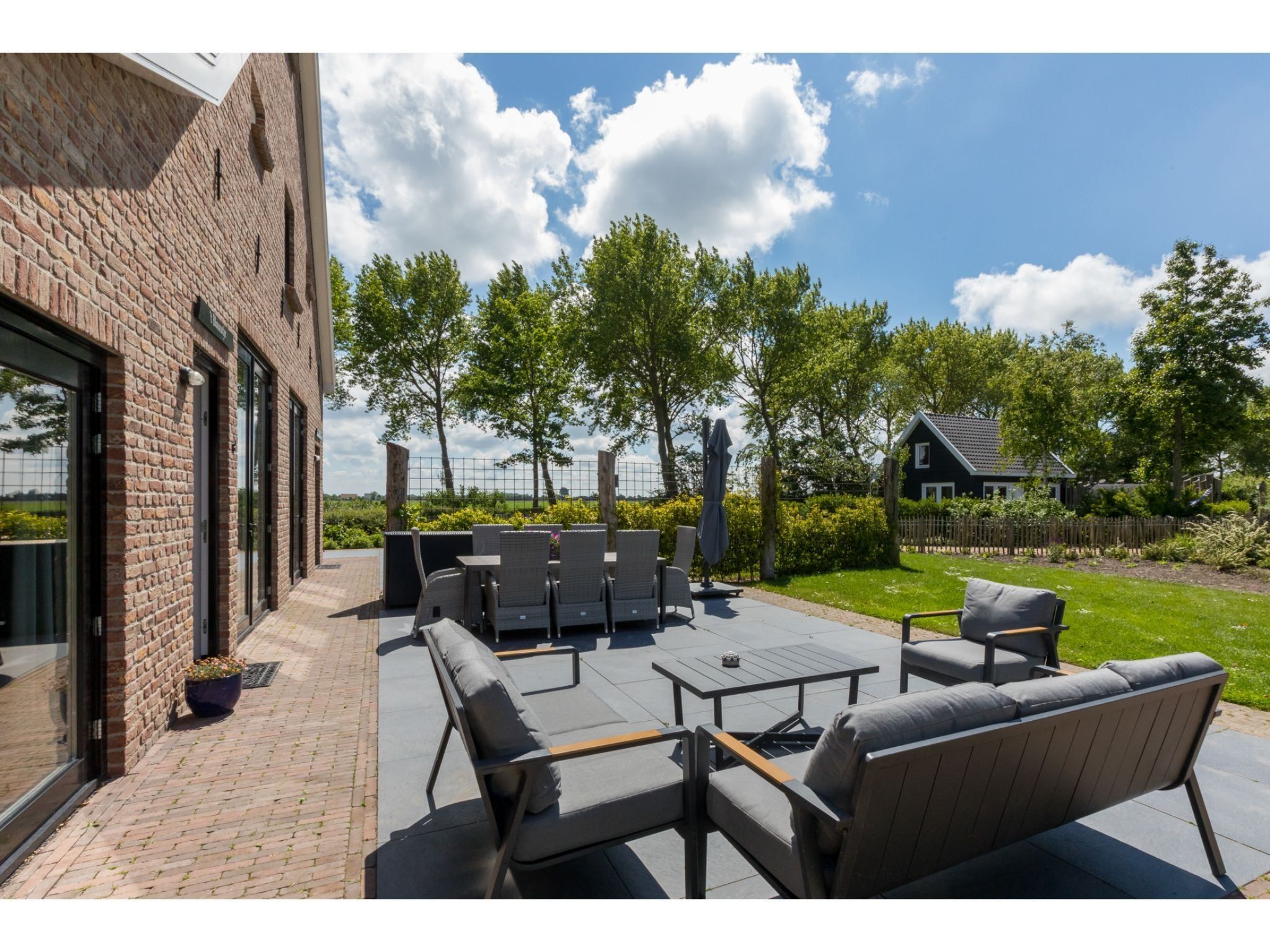Het terras van Familiehuis - Lepelstraat 18AB  Vrouwenpolder in Vrouwenpolder