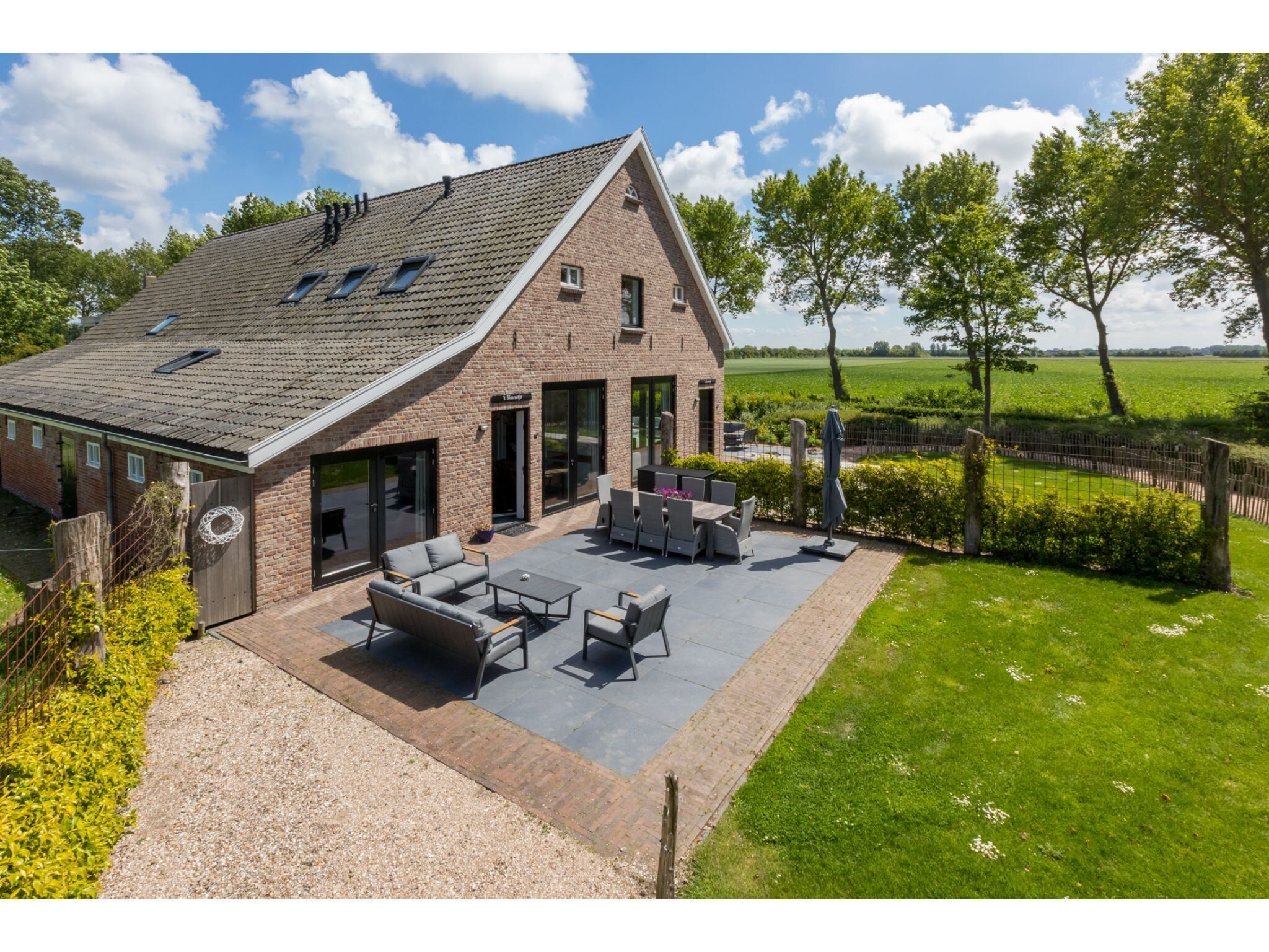 Het terras van Familiehuis - Lepelstraat 18AB  Vrouwenpolder in Vrouwenpolder