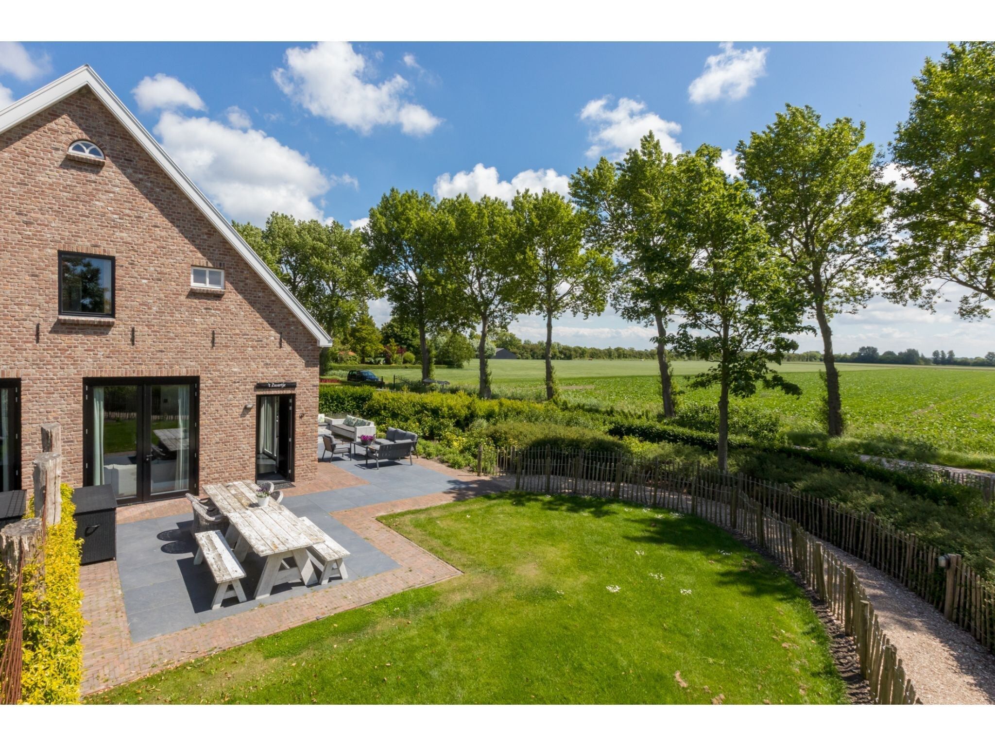 De buitenkant van Familiehuis - Lepelstraat 18AB  Vrouwenpolder in Vrouwenpolder