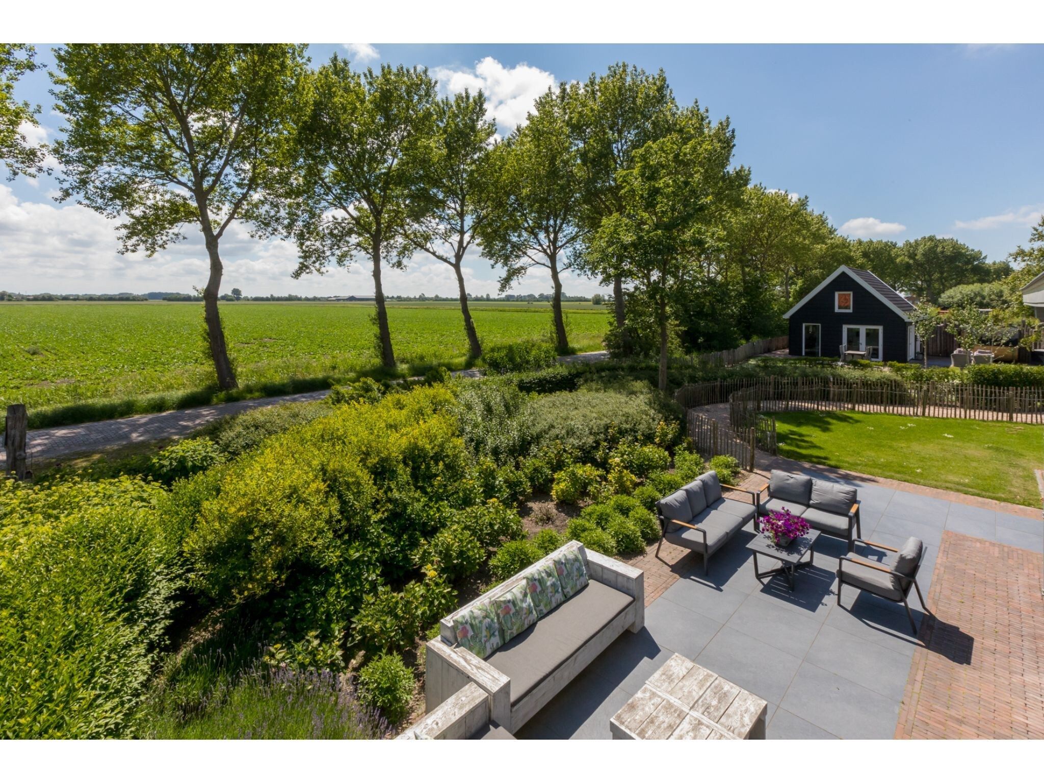 Het terras van Familiehuis - Lepelstraat 18AB  Vrouwenpolder in Vrouwenpolder
