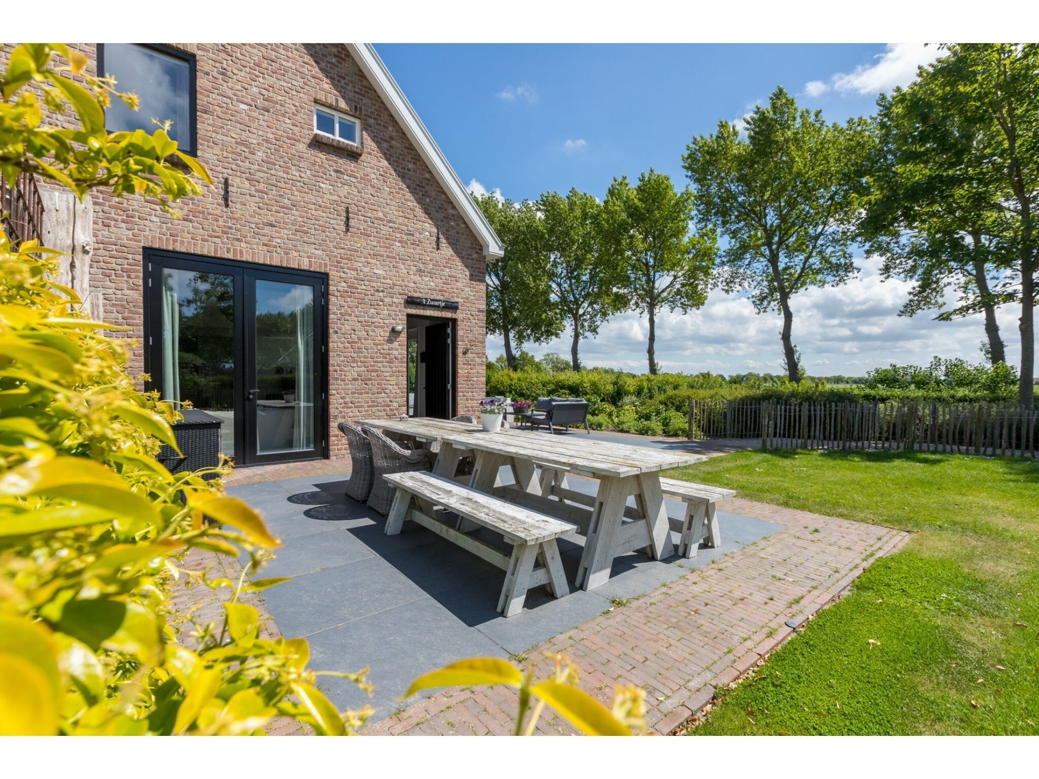 Het terras van Familiehuis - Lepelstraat 18AB  Vrouwenpolder in Vrouwenpolder