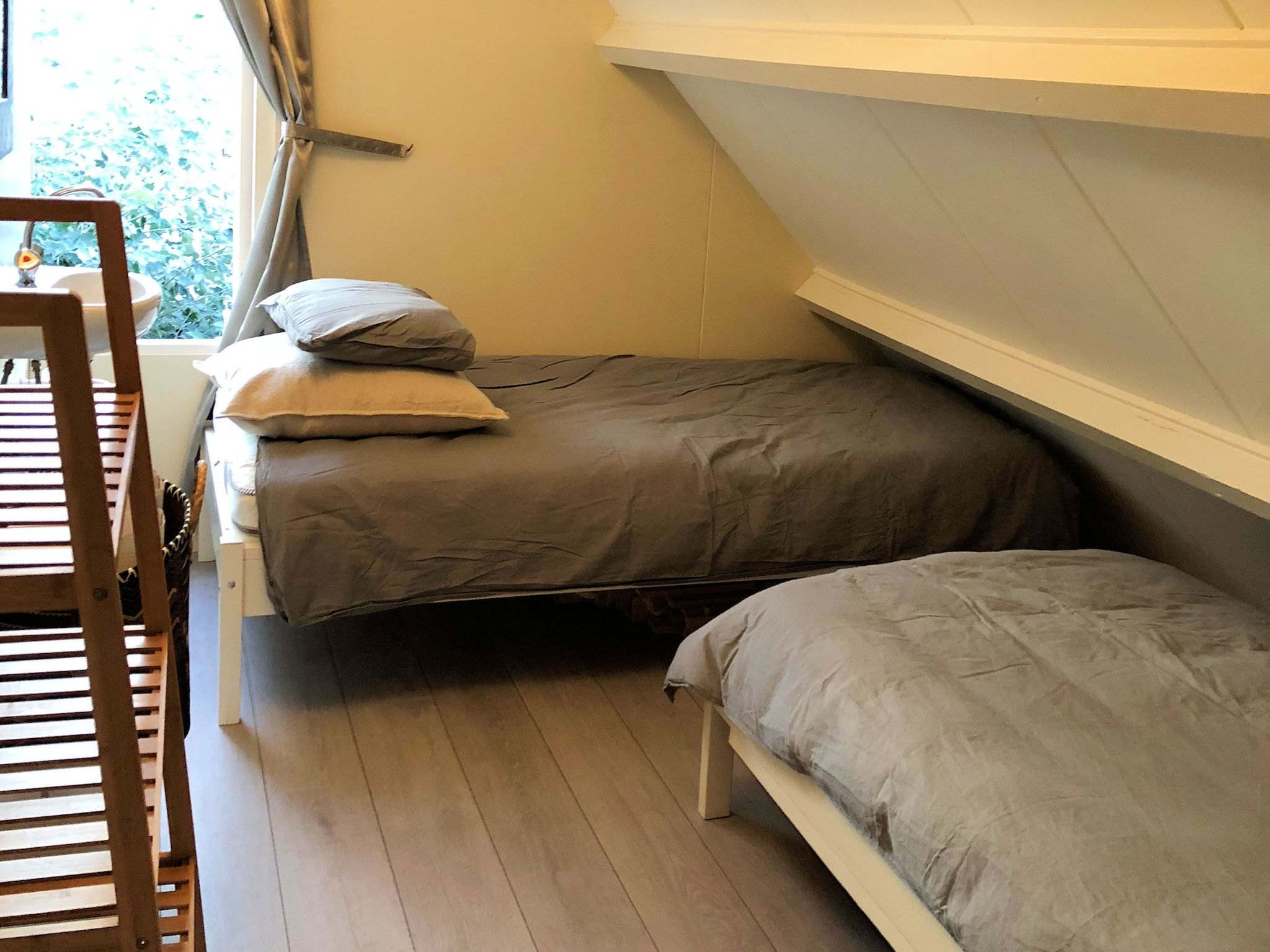 Een slaapkamer van June's Cabin in Noordwijkerhout