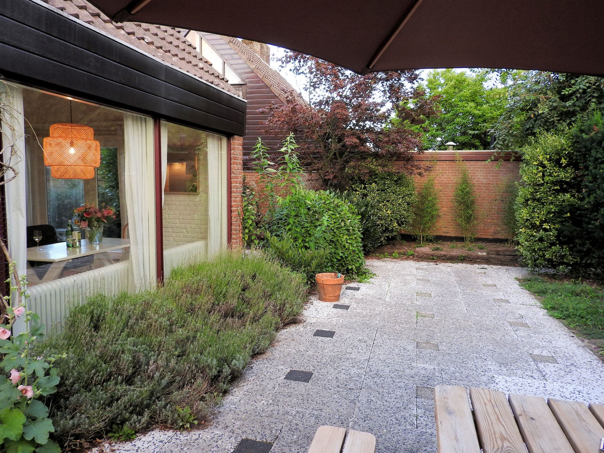 De tuin van June's Cabin in Noordwijkerhout