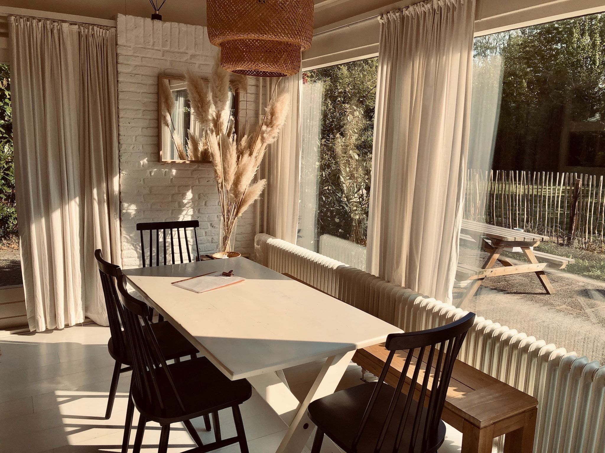 De eetkamer van June's Cabin in Noordwijkerhout