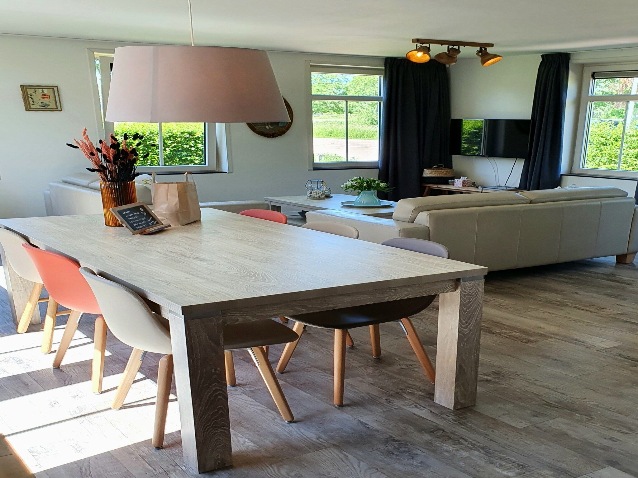 De eetkamer van Krokus 10 in Breskens