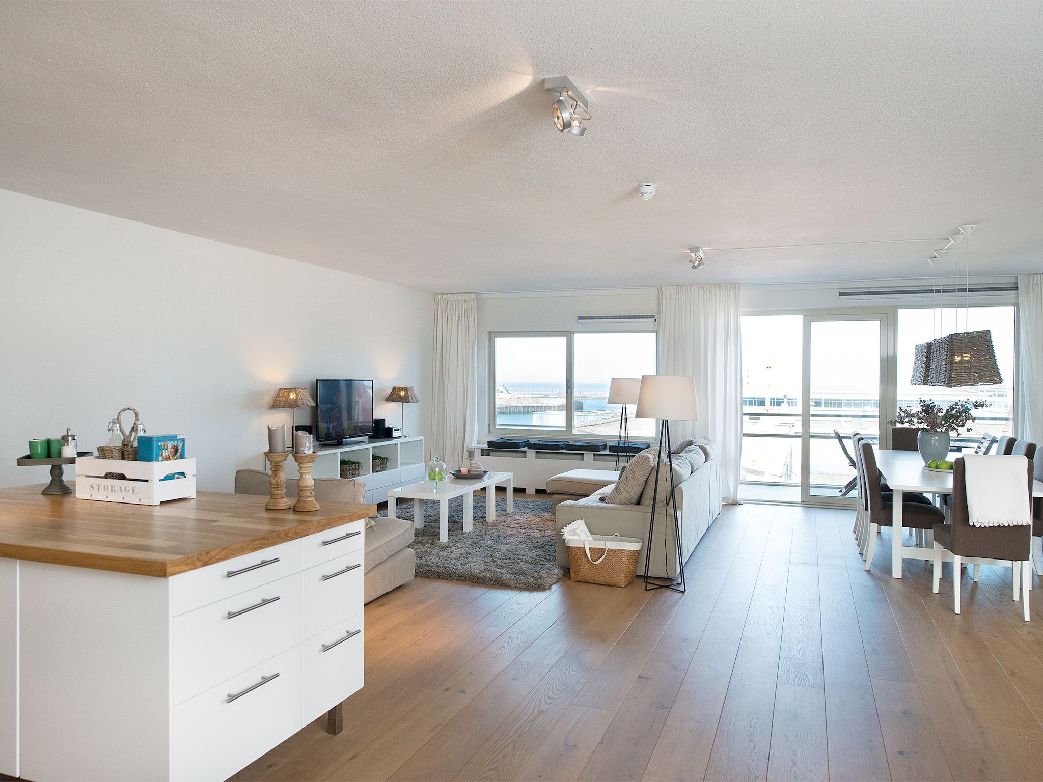 De woonkamer van Scheveningen Harbour 24a in Scheveningen