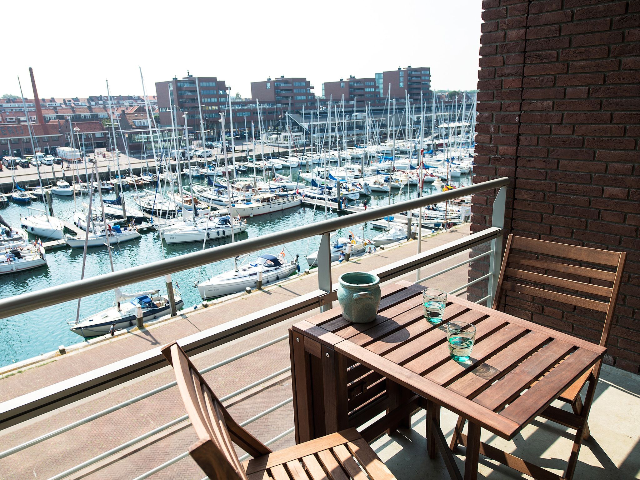 Het terras van Scheveningen Harbour 24a in Scheveningen