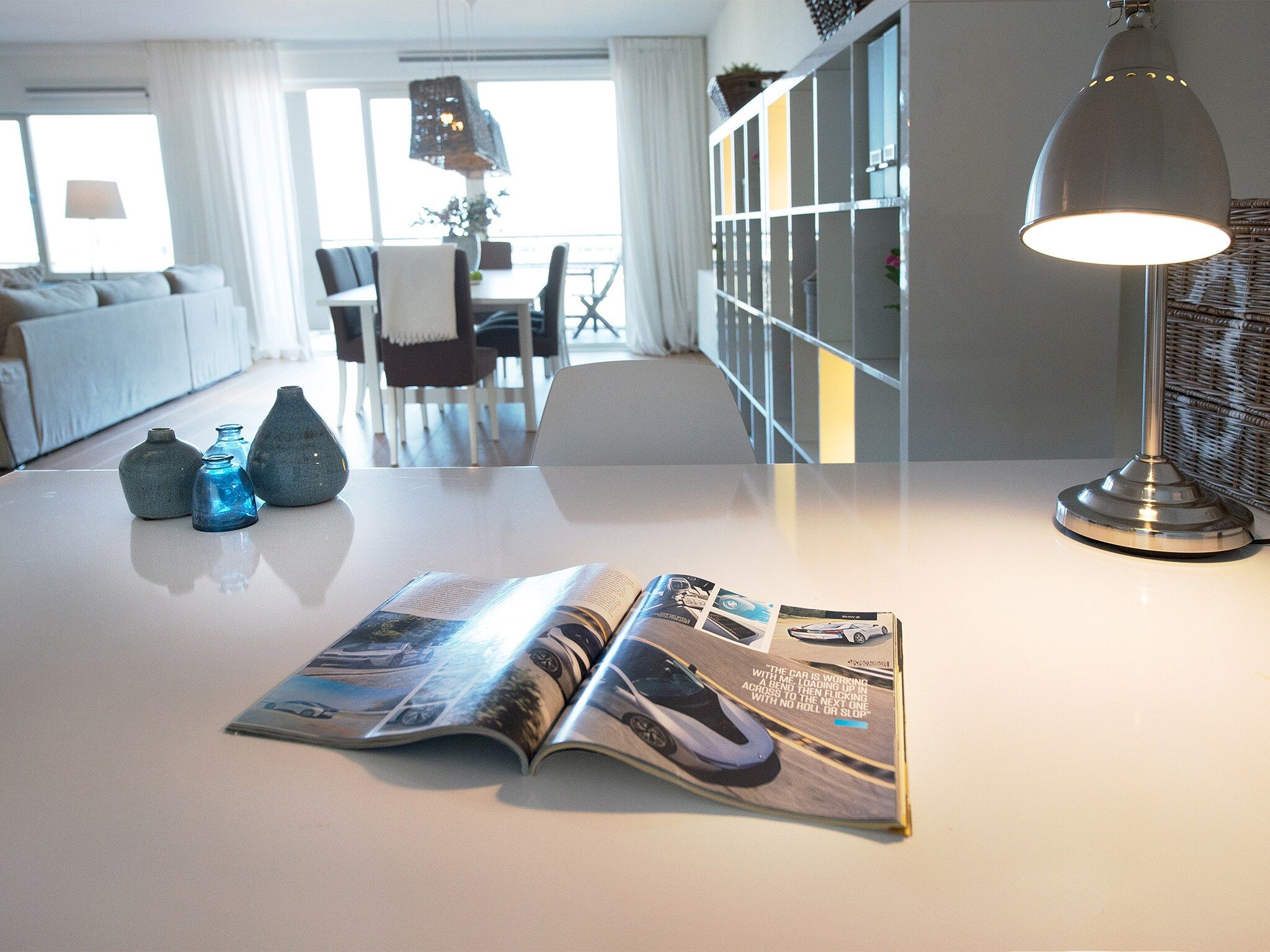 De woonkamer van Scheveningen Harbour 24a in Scheveningen
