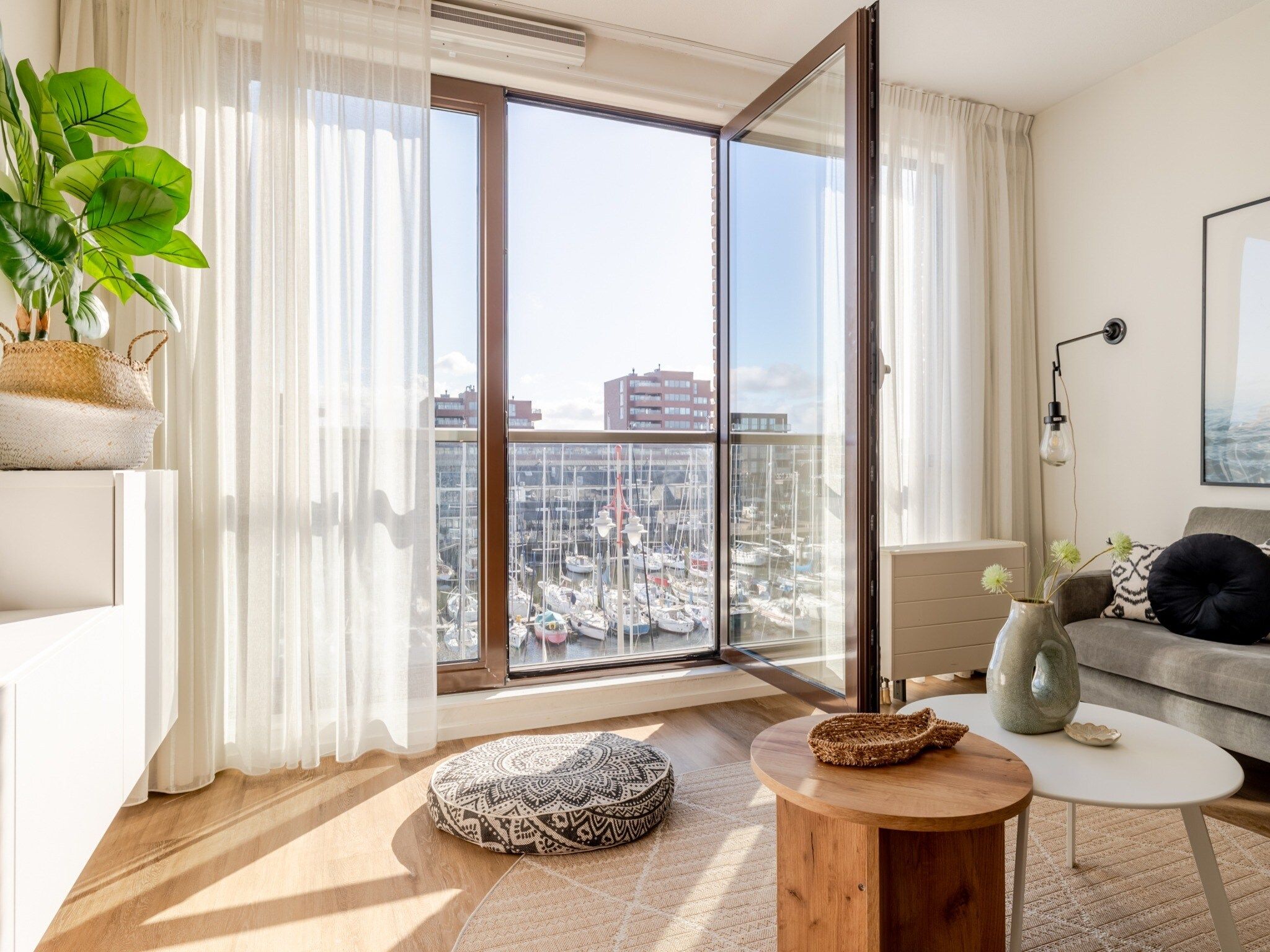 De woonkamer van Scheveningen Harbour 60 in Scheveningen