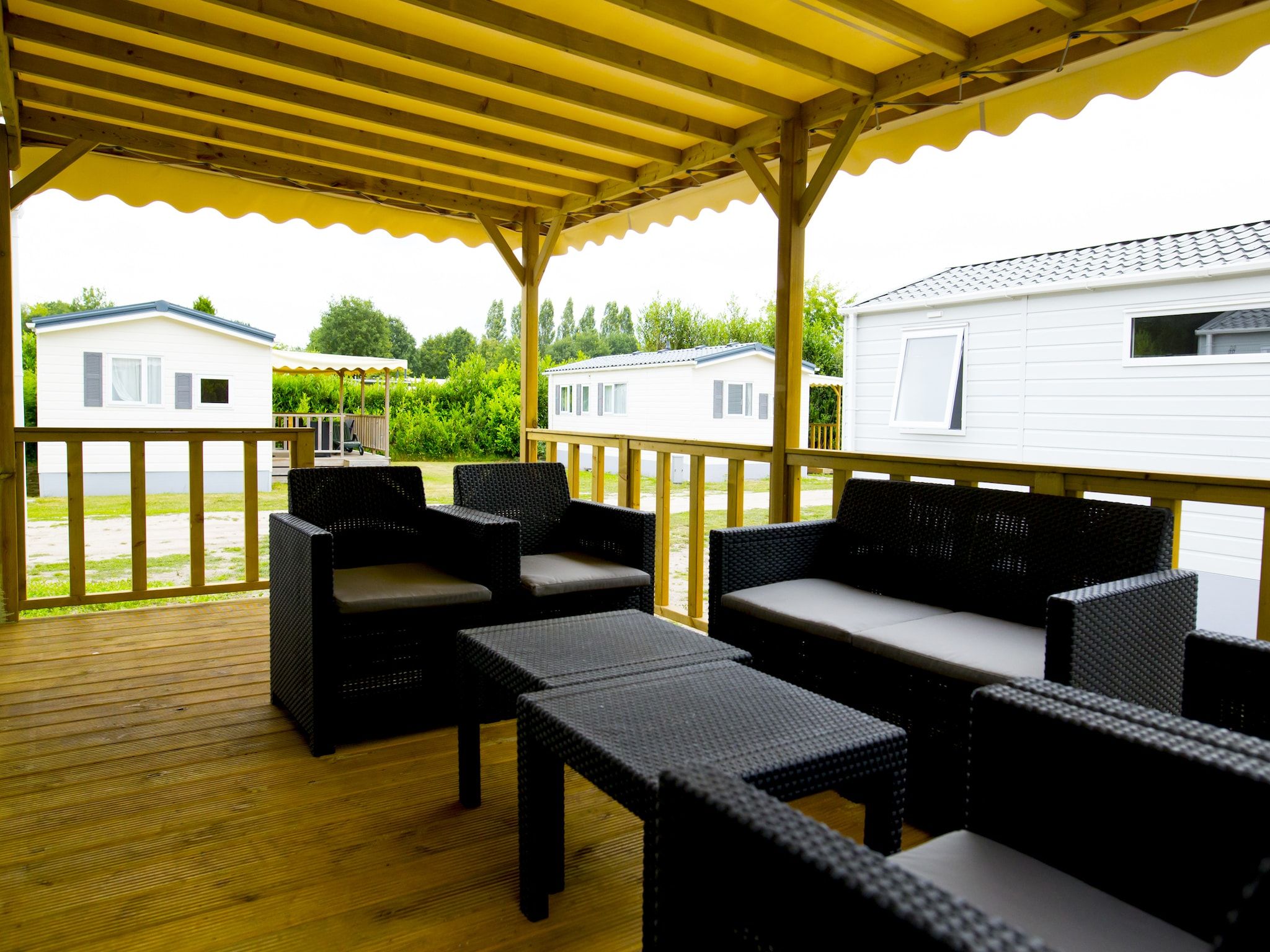 Het terras van Recreatiepark Duinhoeve 13 in Udenhout