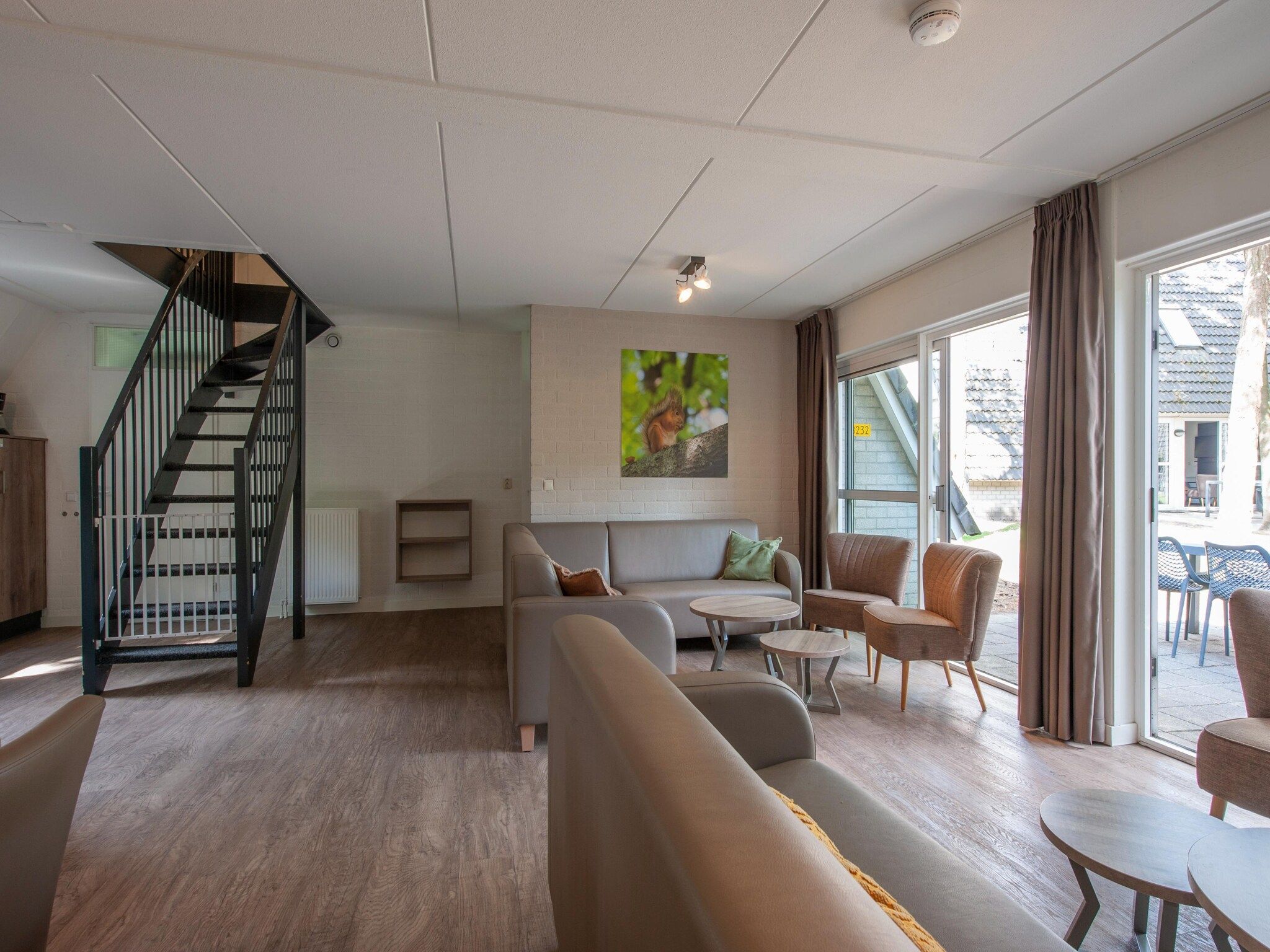 De woonkamer van Vakantiepark de Katjeskelder 10 in Oosterhout