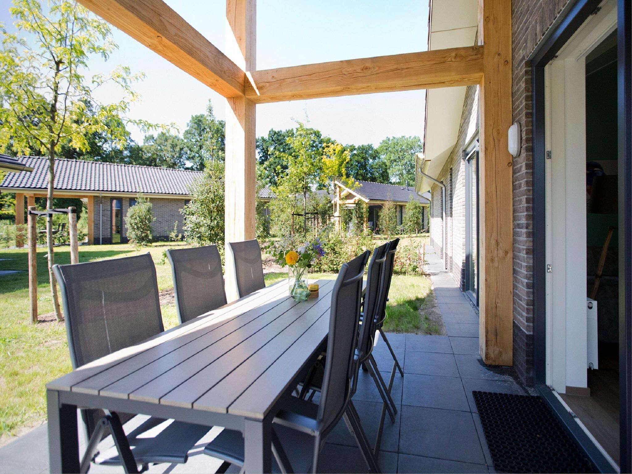 Het terras van Landgoed De IJsvogel 7 in Voorthuizen