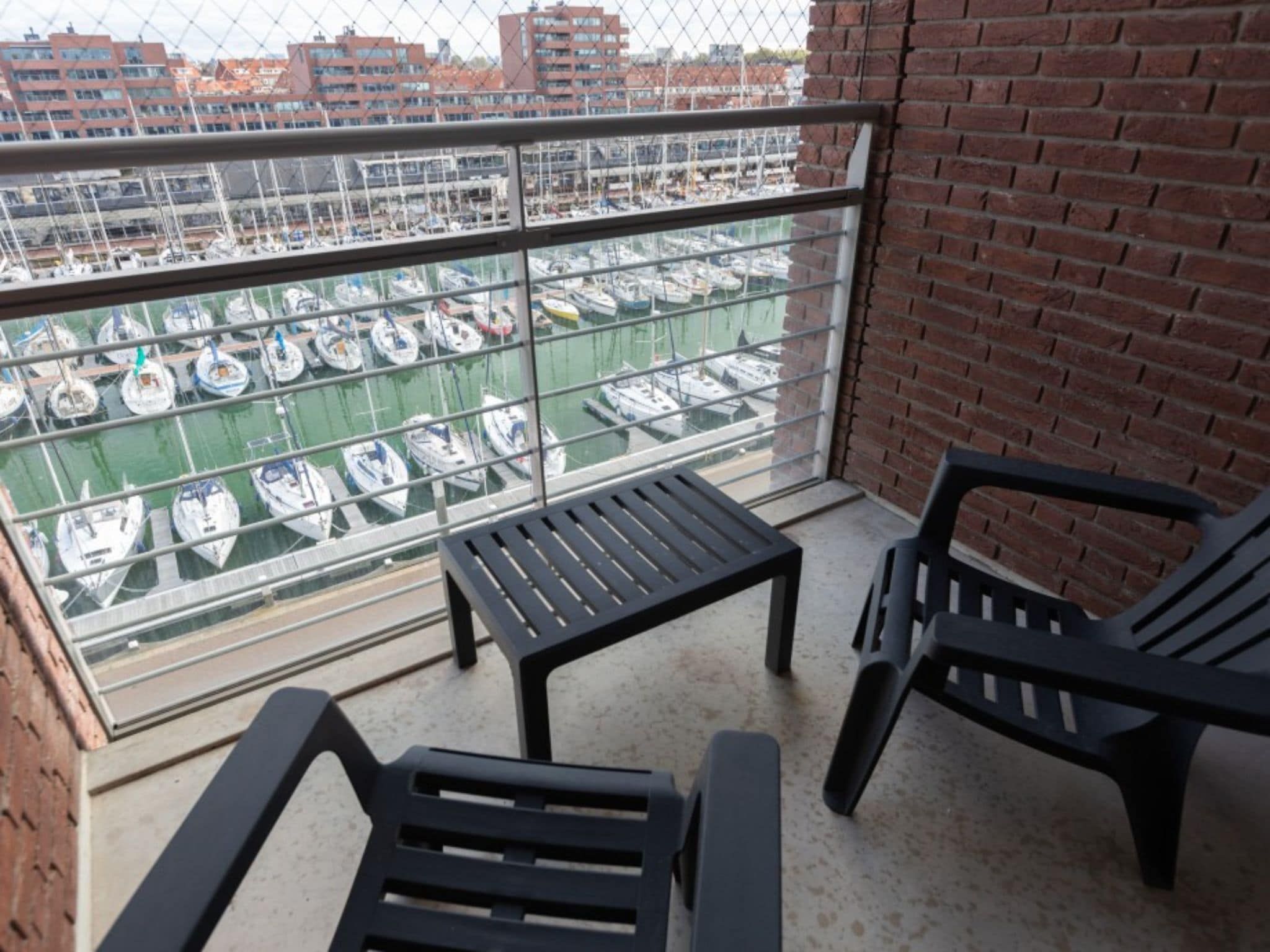 Het terras van Scheveningen Harbour 70A in Scheveningen