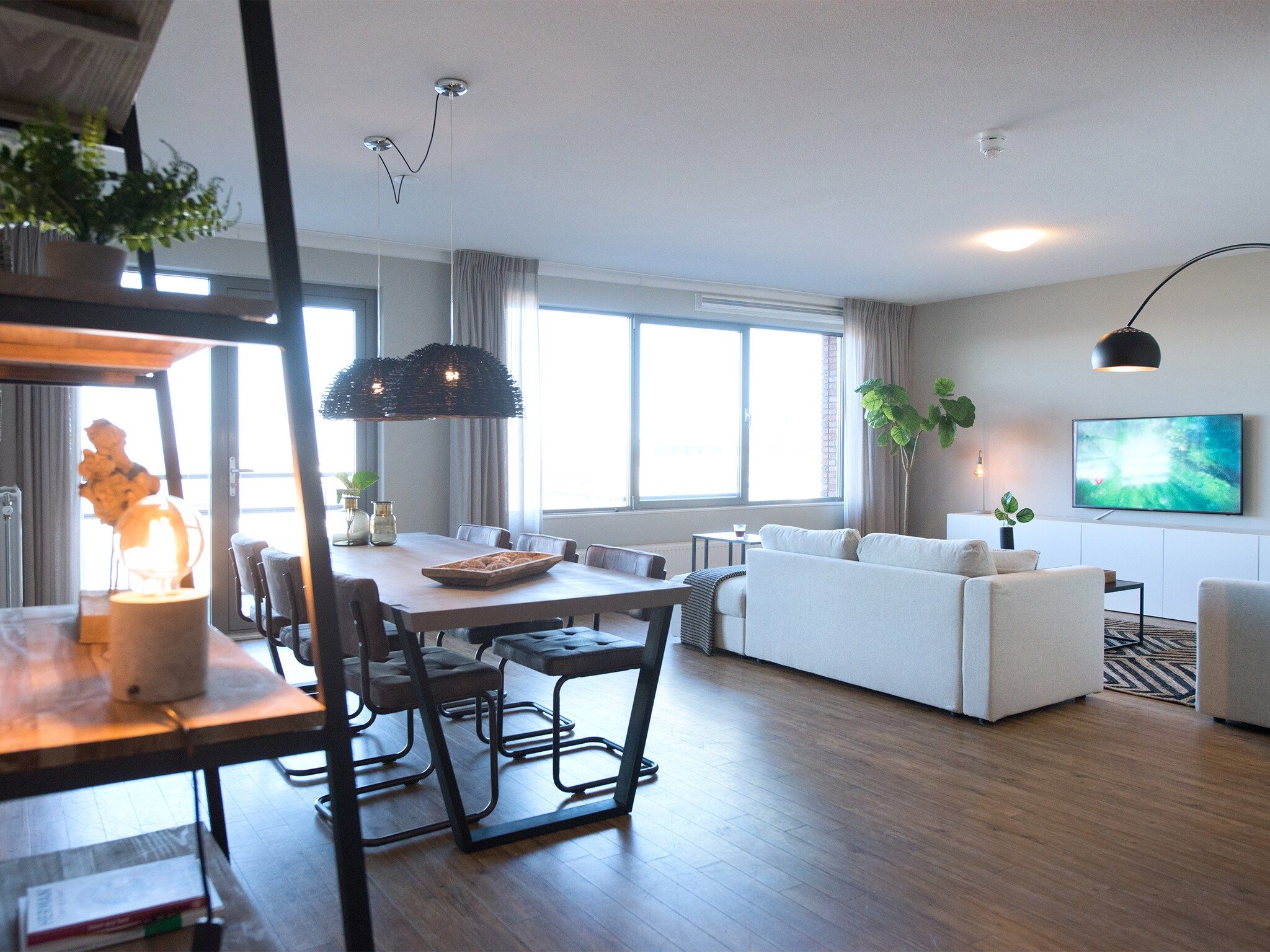 De woonkamer van Scheveningen Harbour 66 in Scheveningen