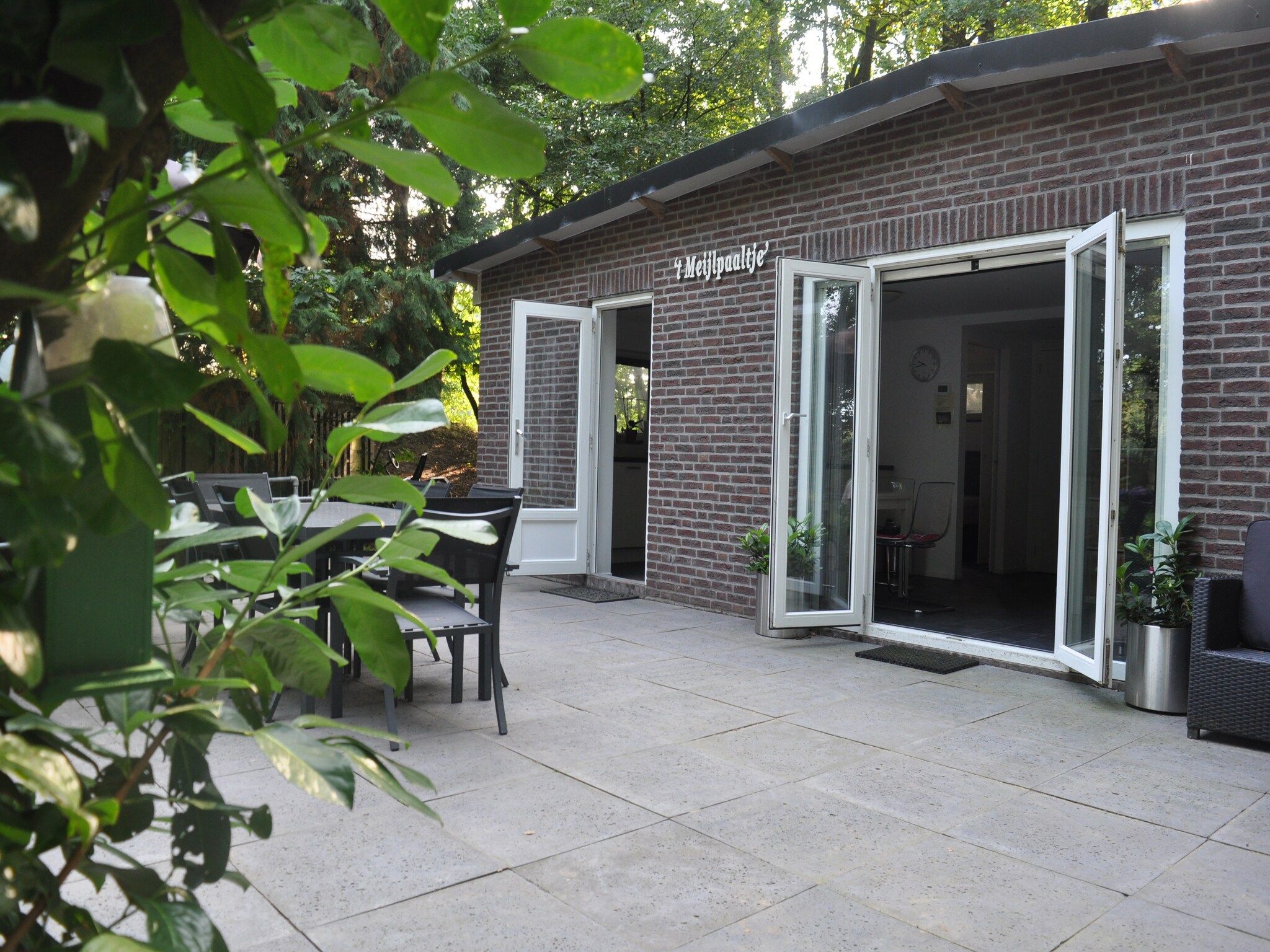 Het terras van Dorpswoning In het Bos in Leende