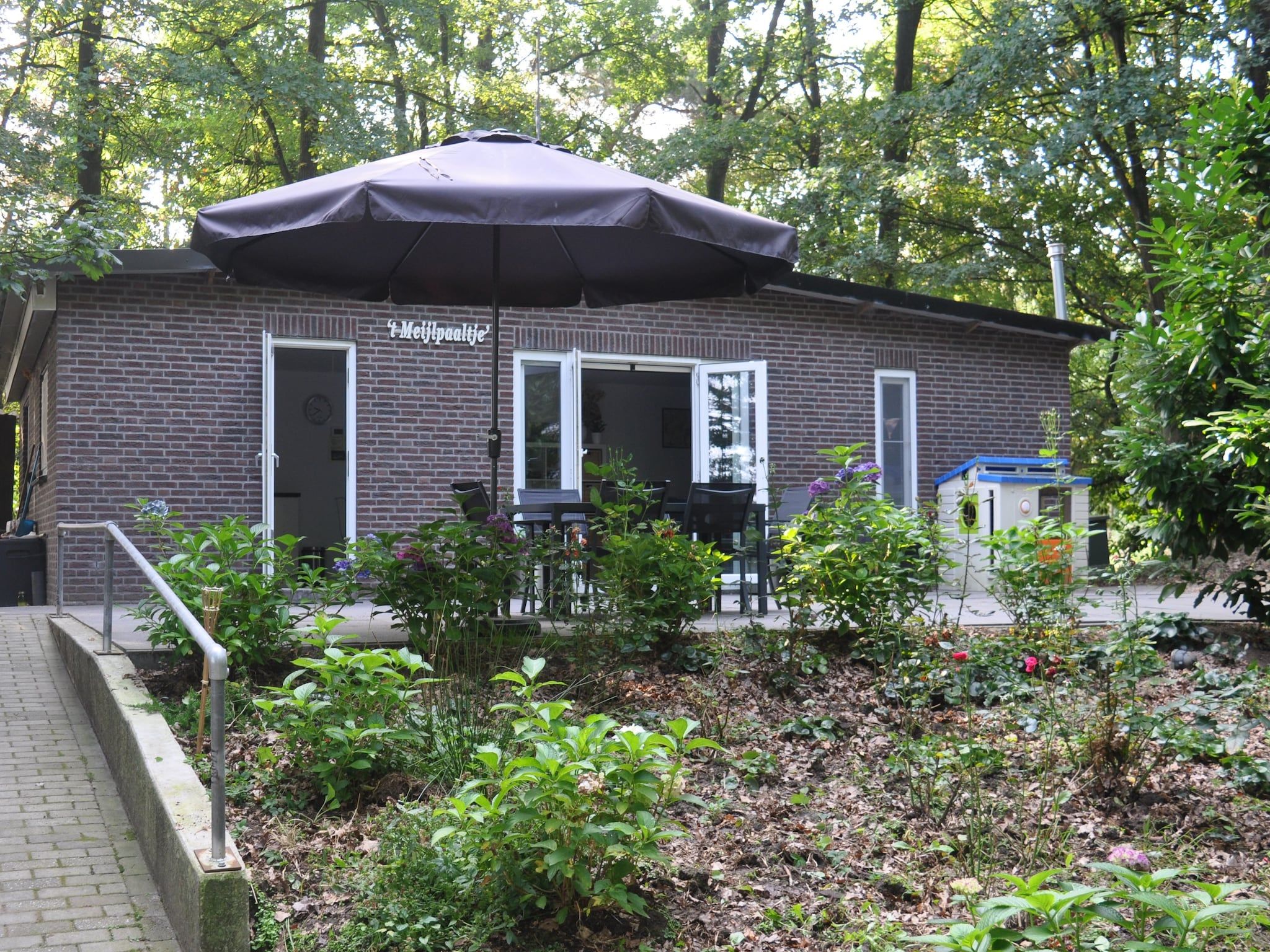 De buitenkant van Dorpswoning In het Bos in Leende