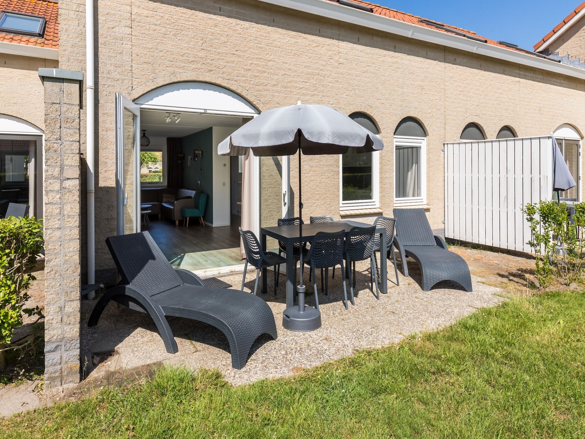 Het terras van Vakantiepark de Soeten Haert 18 in Renesse