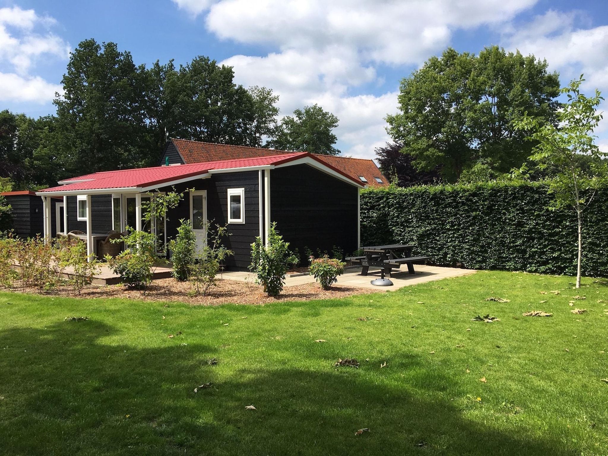 De buitenkant van Vakantiepark de Tabaksschuur 3 in Elst