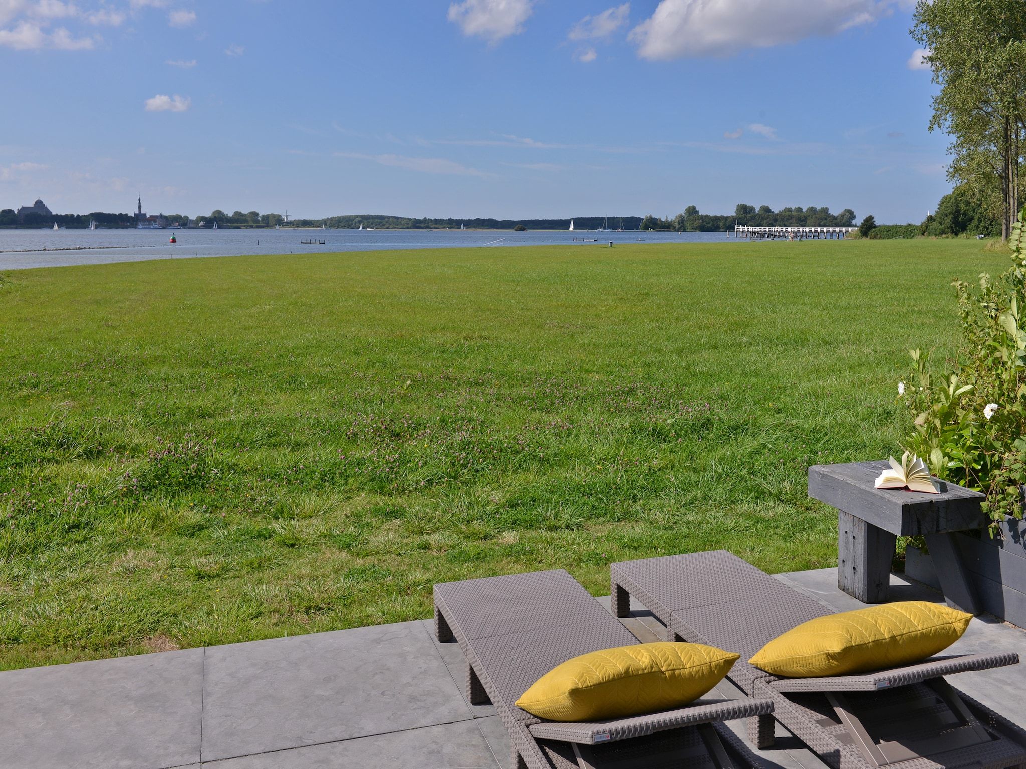Het terras van Havenweg 12 in Kamperland