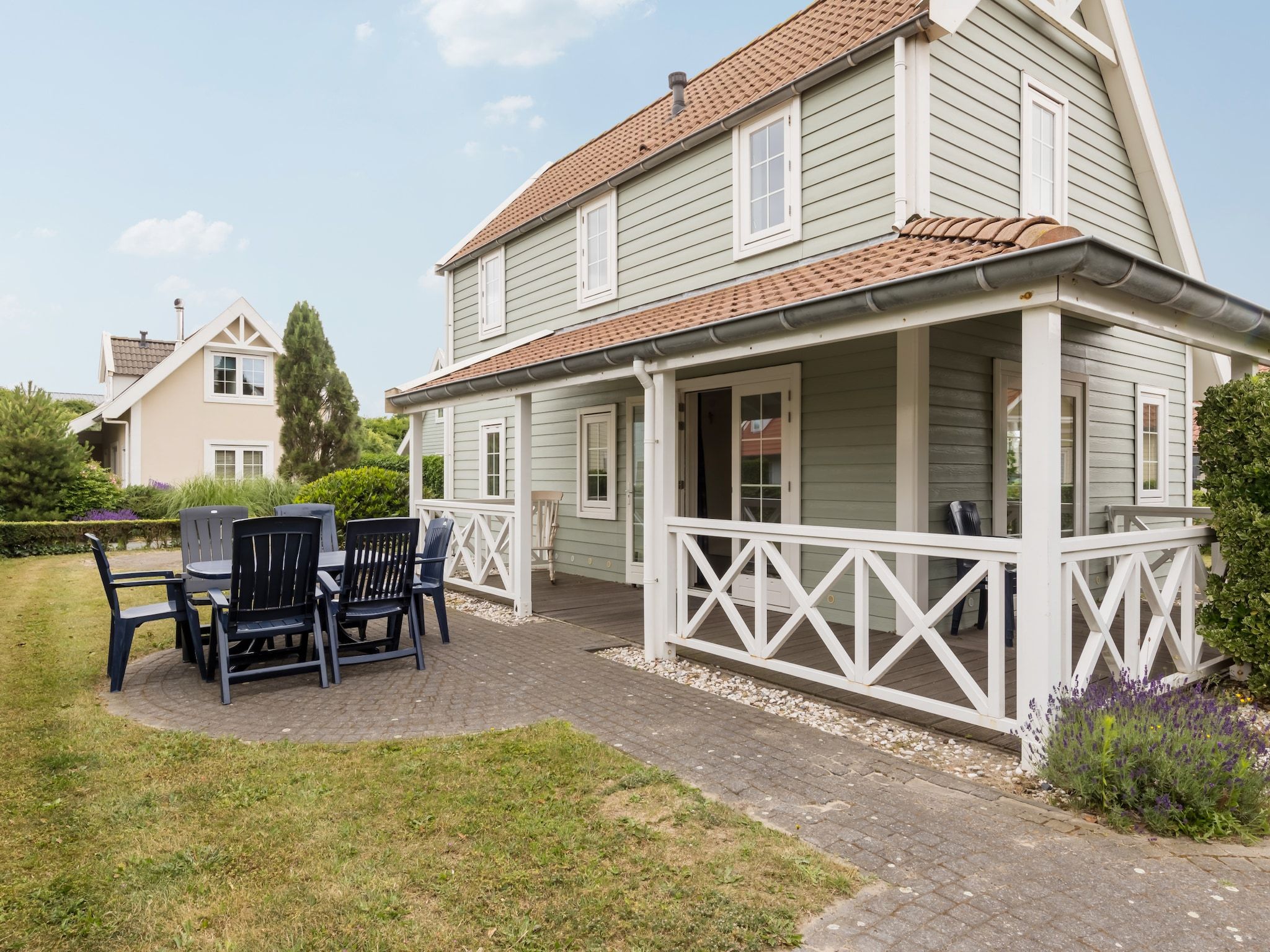 Het terras van Vakantiepark De Heeren van 's Gravensande 2 in 's-Gravenzande