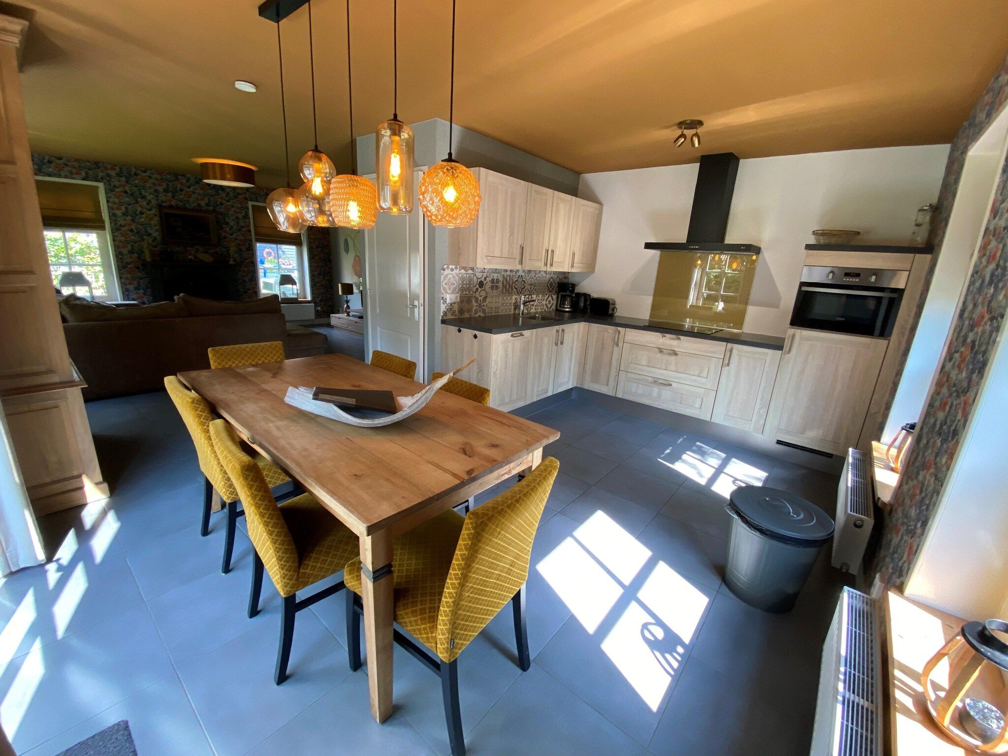 De eetkamer van Recreatiepark Wiringherlant - Villa 18 in Hippolytushoef