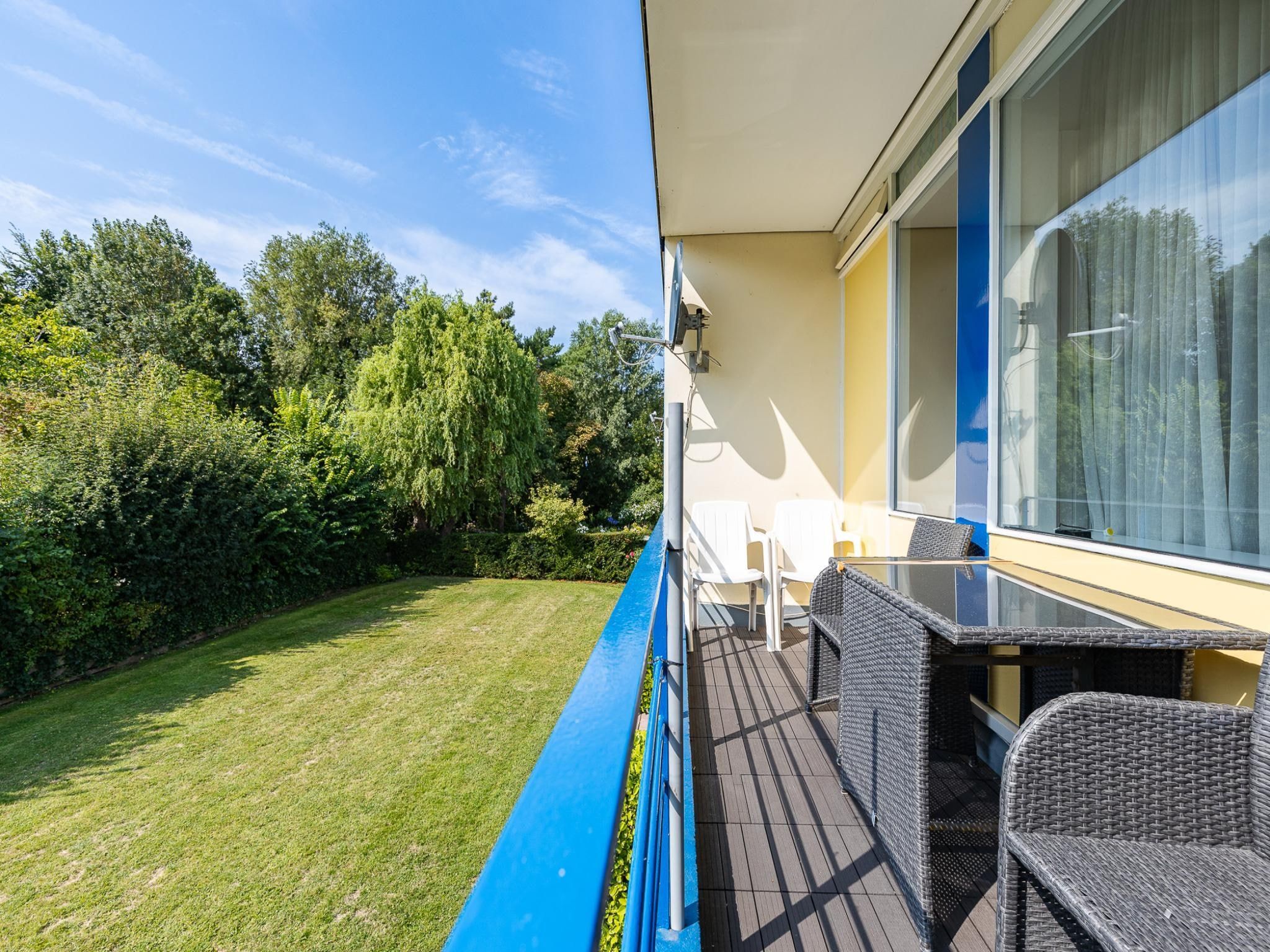 Het terras van Appartement Burg van Woelderenlaan in Vlissingen