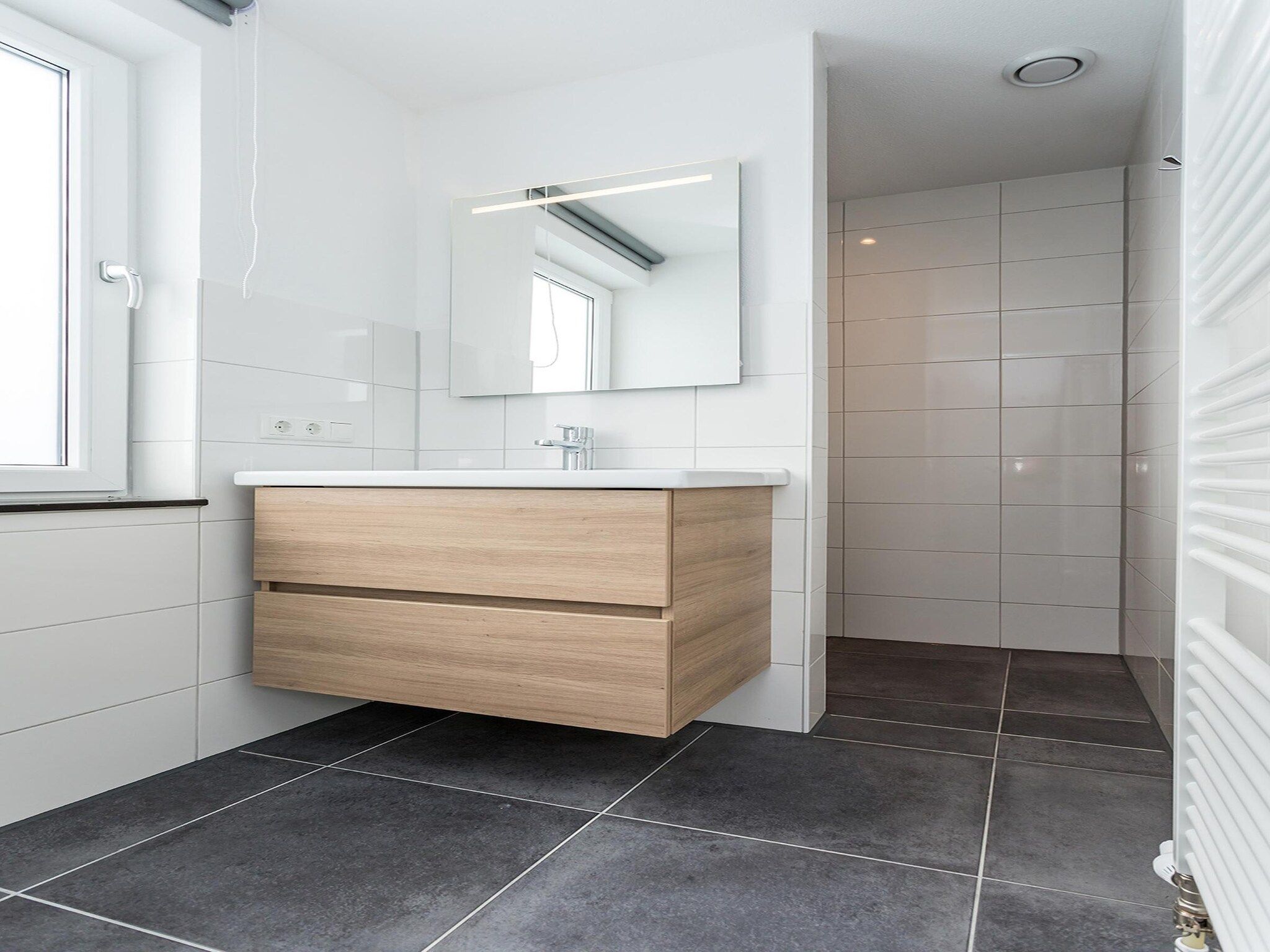 De badkamer van Buitenhof De Leistert 23 in Roggel