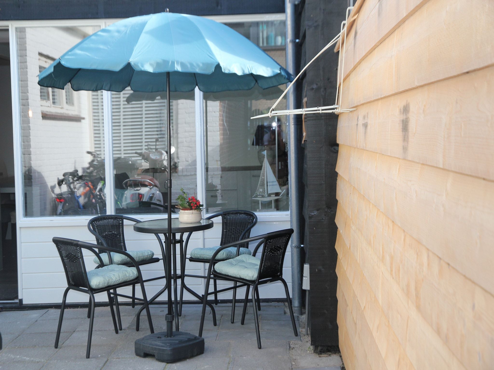 Het terras van HuizeDuin in Egmond aan Zee