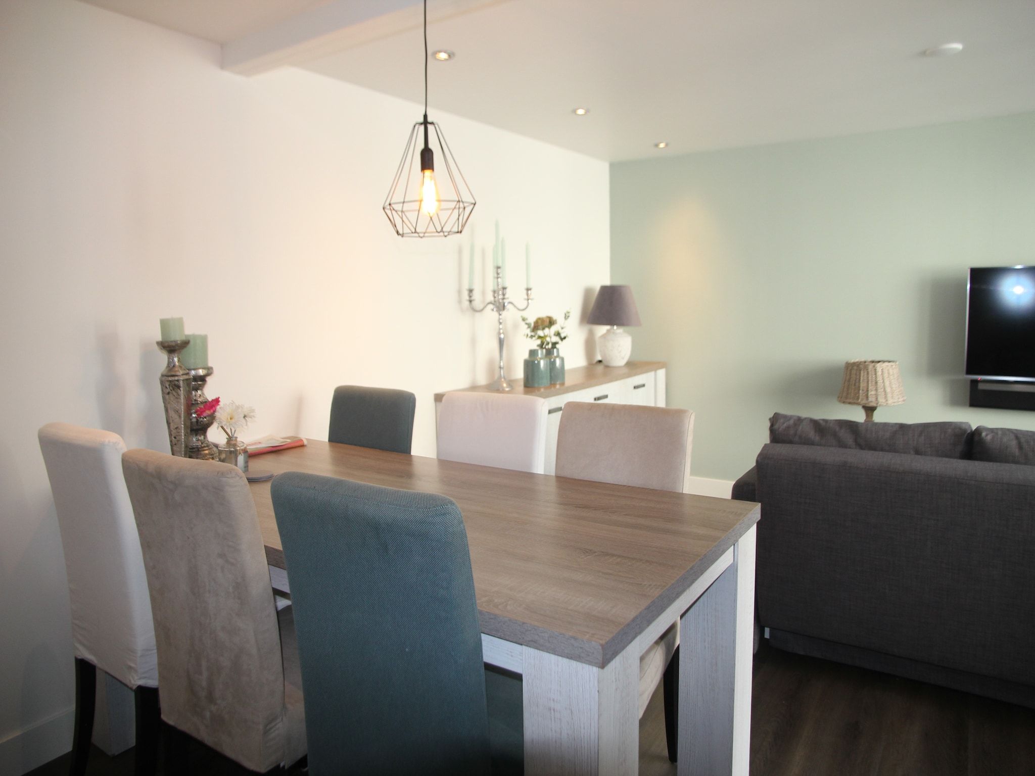 De eetkamer van HuizeDuin in Egmond aan Zee