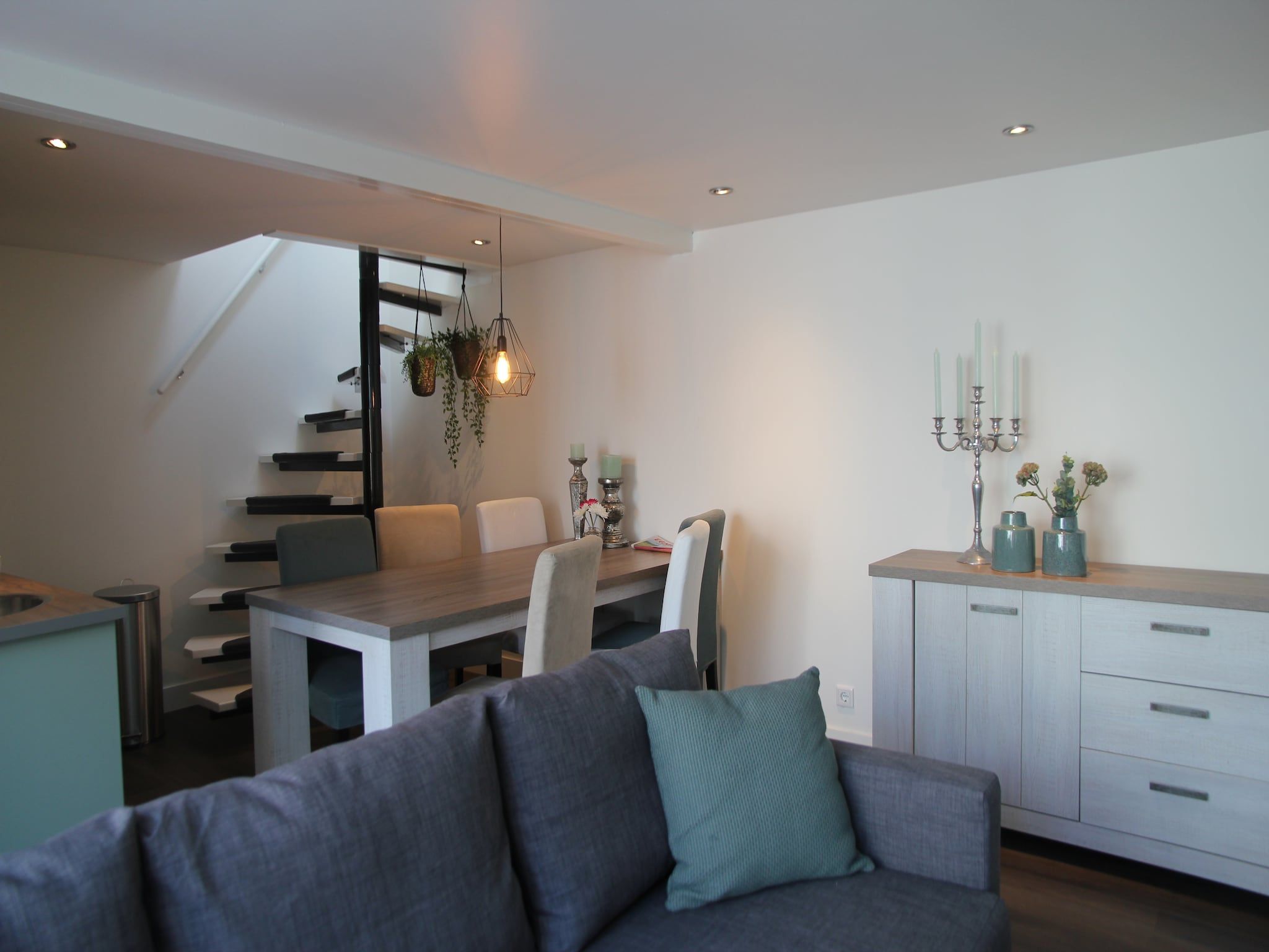 De eetkamer van HuizeDuin in Egmond aan Zee