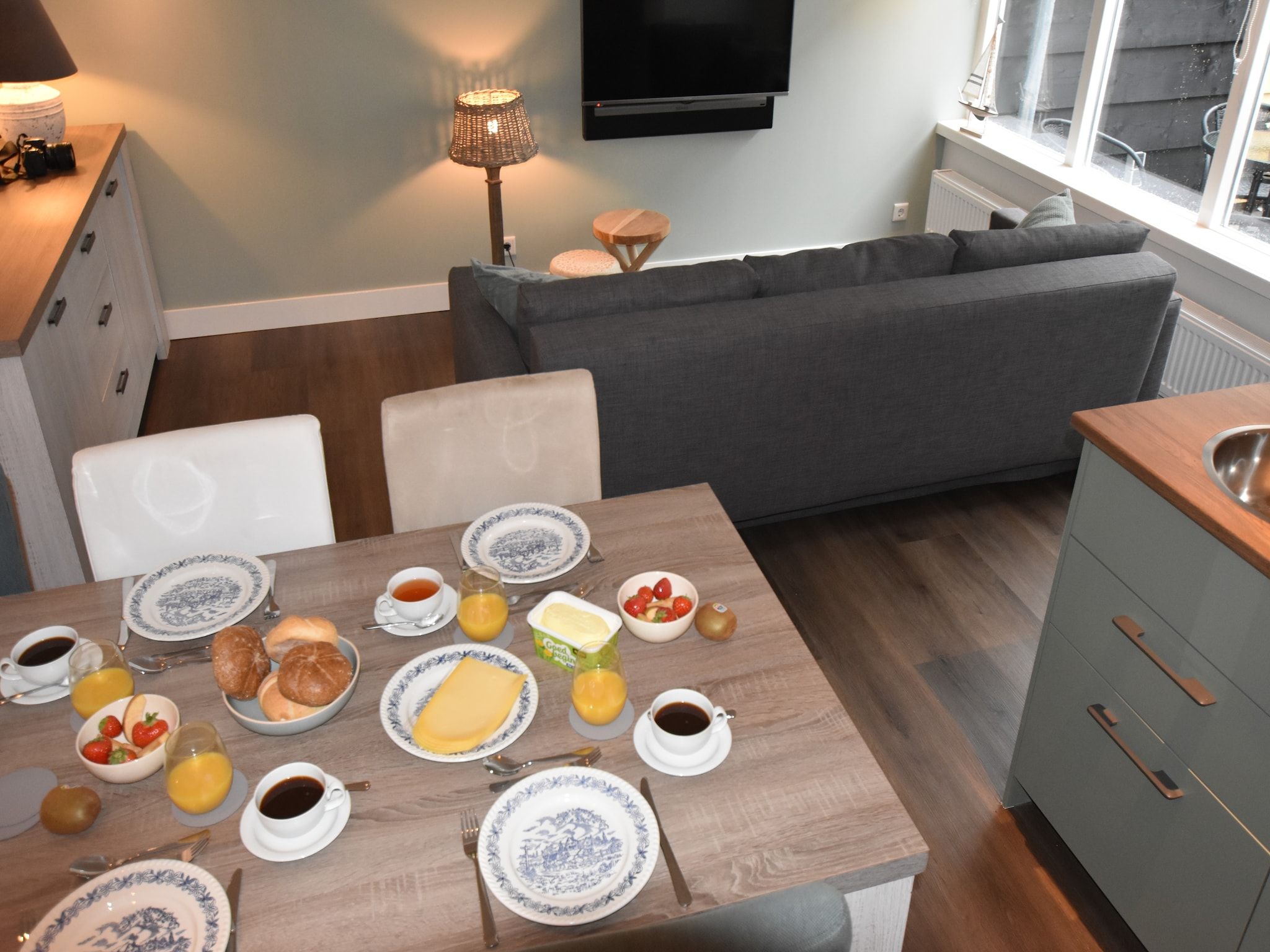 De eetkamer van HuizeDuin in Egmond aan Zee
