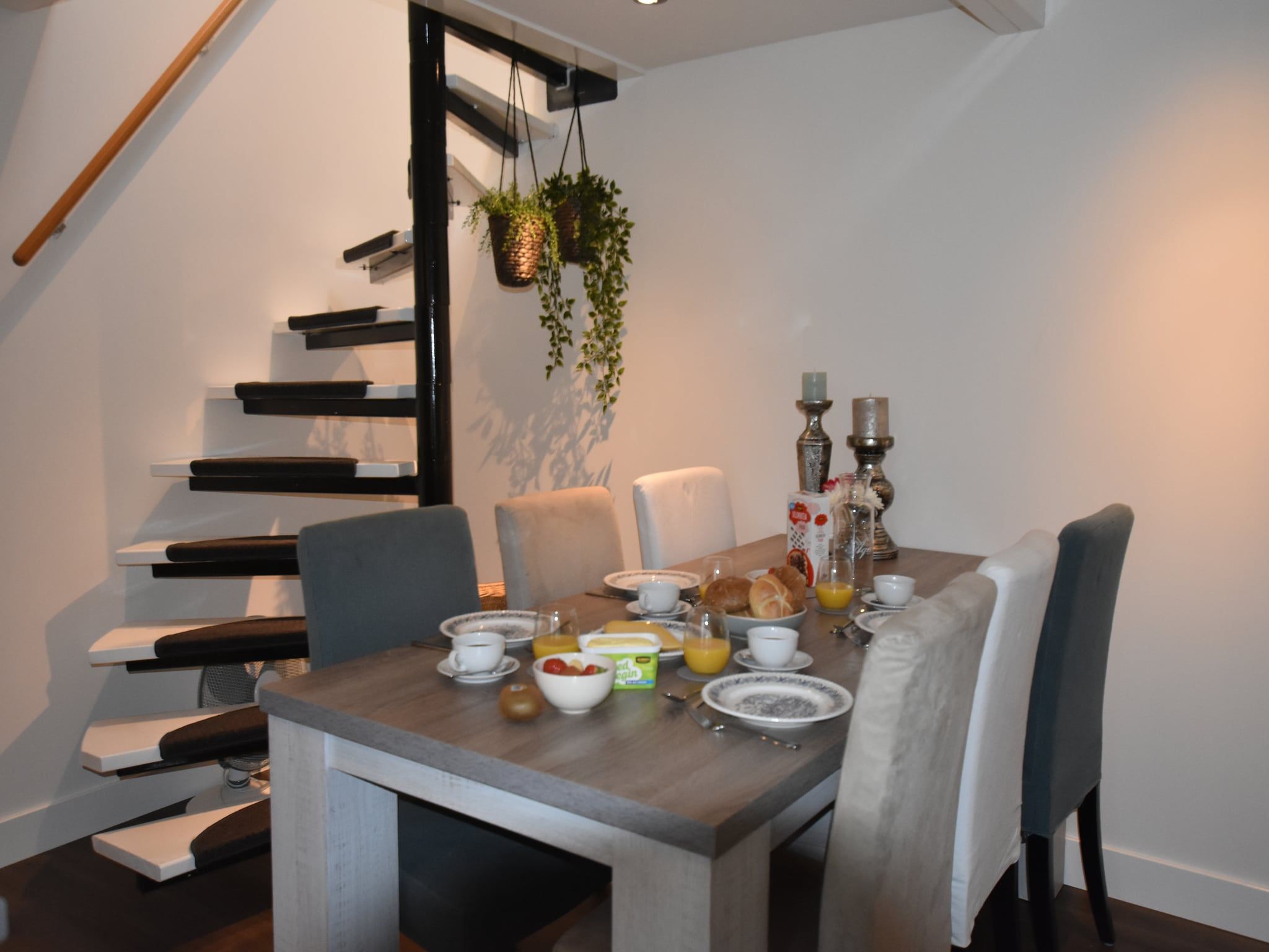 De eetkamer van HuizeDuin in Egmond aan Zee