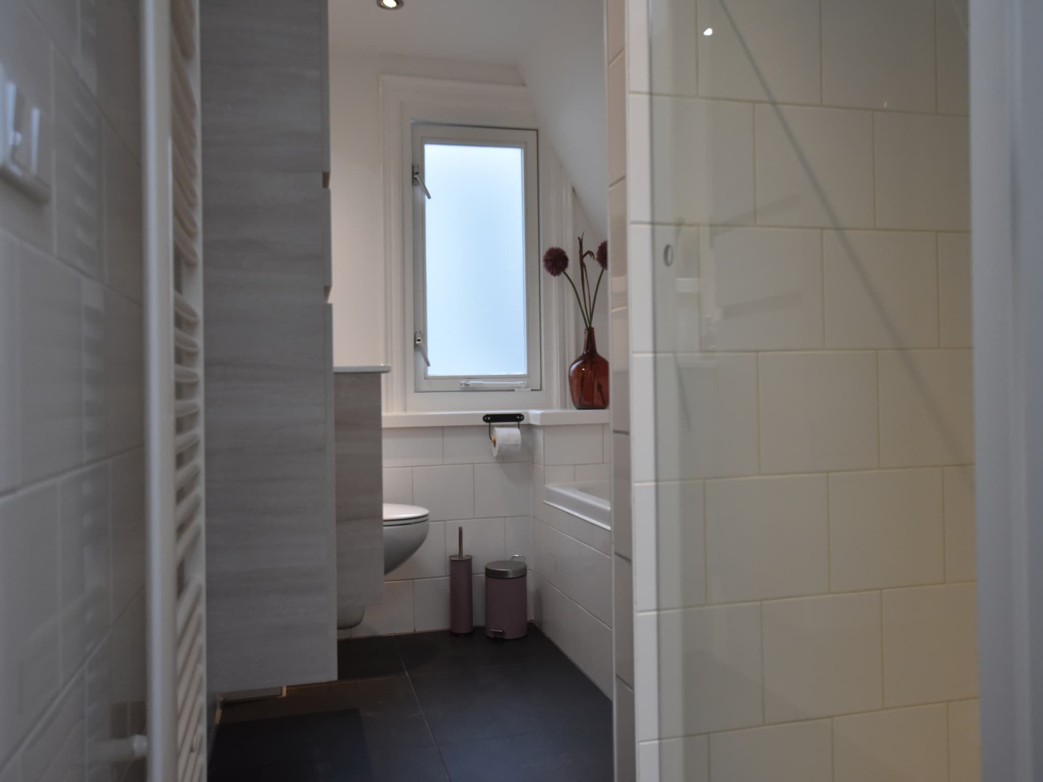 De badkamer van HuizeDuin in Egmond aan Zee