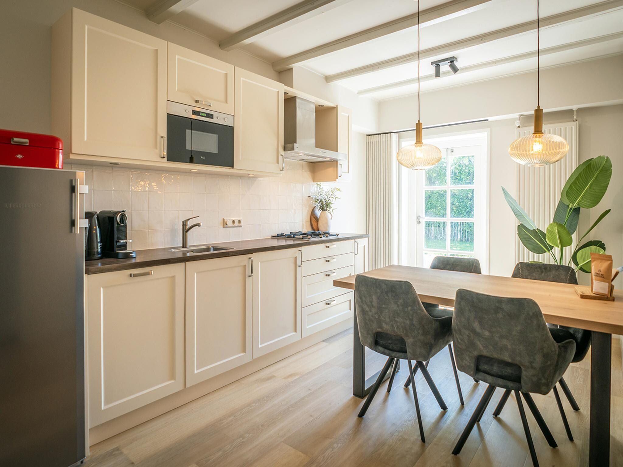 De eetkamer van App Hoeve Holland S5 in De Cocksdorp Texel