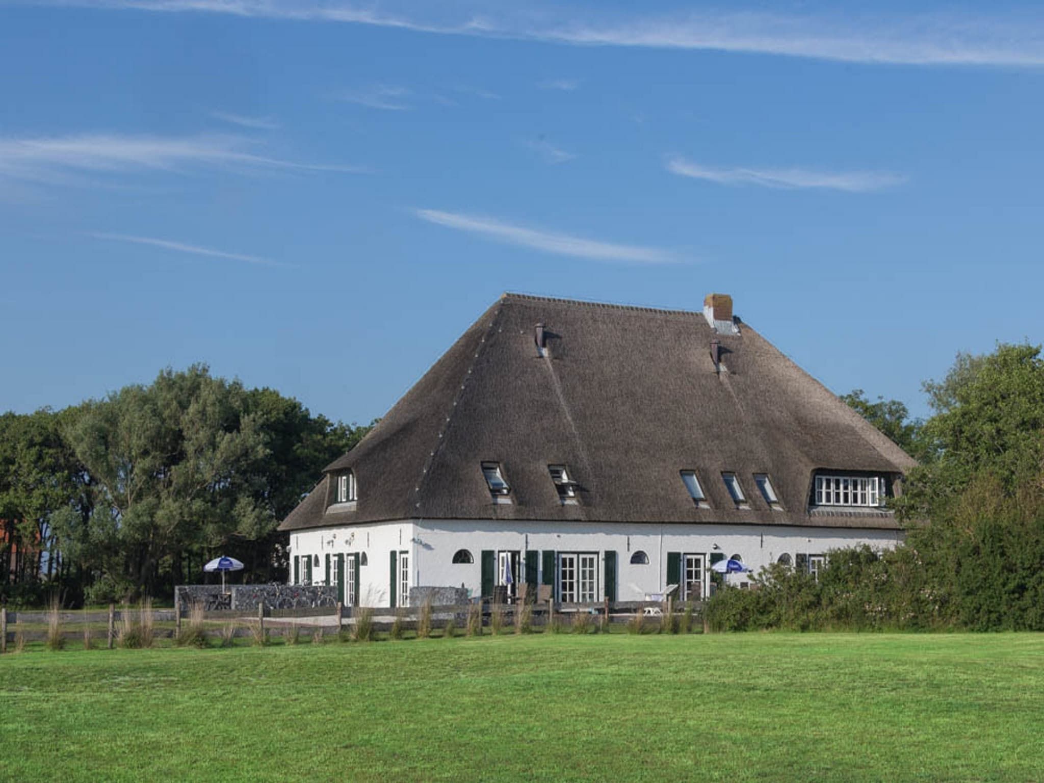 De tuin van App Hoeve Holland W6 in De Cocksdorp Texel