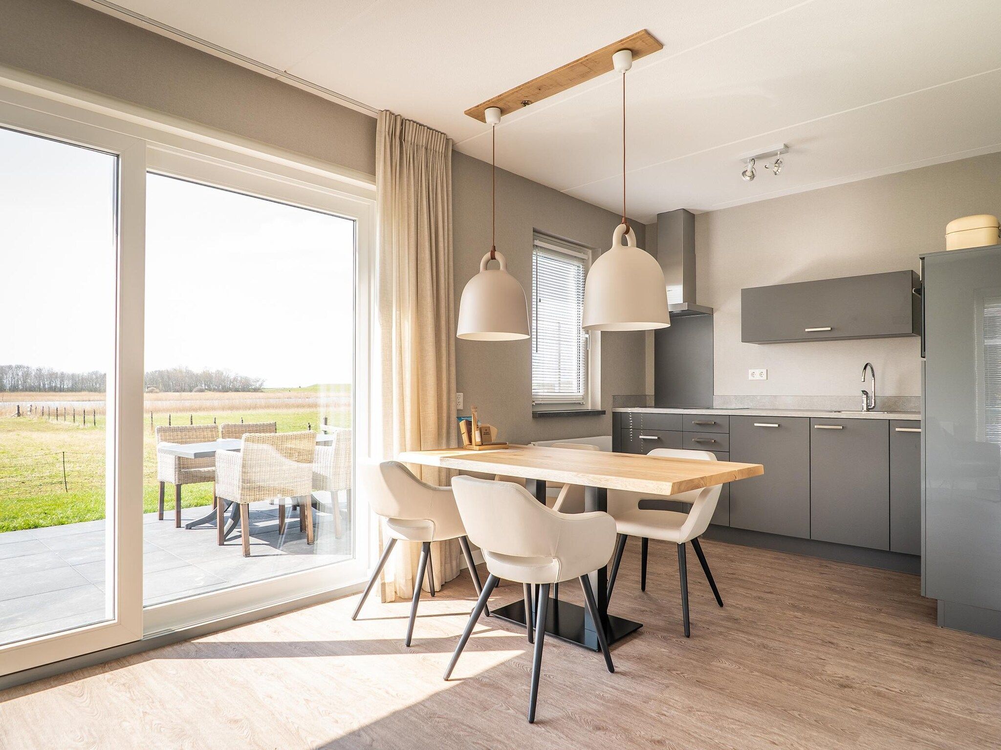 De eetkamer van Bungalow Roggesloot A-8a in De Cocksdorp Texel